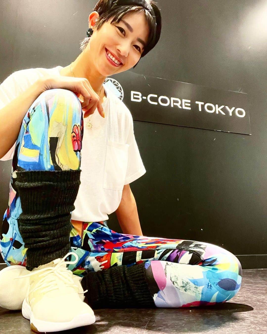 Erika Yamaguchiのインスタグラム：「【美コアエアロビクスとヨガ導入2月〜🧘‍♀️】  温活のスペシャリストがいる現場が 美コア東京スタジオなんですが 毎日がなにかとHOT!!  最短の冷え性改善方法と身体づくりの 方法が詰まっている現場は本当に楽しいです❣️  その中でもグループレッスンは 既に18種類のプログラムが出来上がってきていて2月も新しいプログラムでヨガとエアロビクスが随時アップロードされる予定だよ！  実は私1番最初に取得したフィットネスの資格はエアロビクスの資格だったのです〜 YouTubeでもエアロビ展開しようって思ってるよ😊❣️  現在のグループプログラムでも 人気を誇るのは  サーキットシェイプ フェロモンアップ（恥骨アップ） 筋膜リリースが  大人気！！！  オンライン/スタジオレッスンで 体験できるよ🤙  お一人ご参加大歓迎🔰  今年も体温維持上昇😊😊😊  オンライン参加今体験無料❣️ スタジオ体験レッスン1100円❣️ @bcore_official  ☎︎0362751307 📩bcore.tokyostudio@gmail.com  良かったら気軽にレッスン遊びにきてね🌞  #美コア #美コア東京スタジオ #美コアトレーニング #山口絵里加 #レッスン #クラス #ヨガ #yoga #エアロビクス #エアロビ #ダイエット #冷え性改善 #冷え性対策 #運動 #トレーニング #サーキット #サーキットトレーニング #reebok #リーボック」