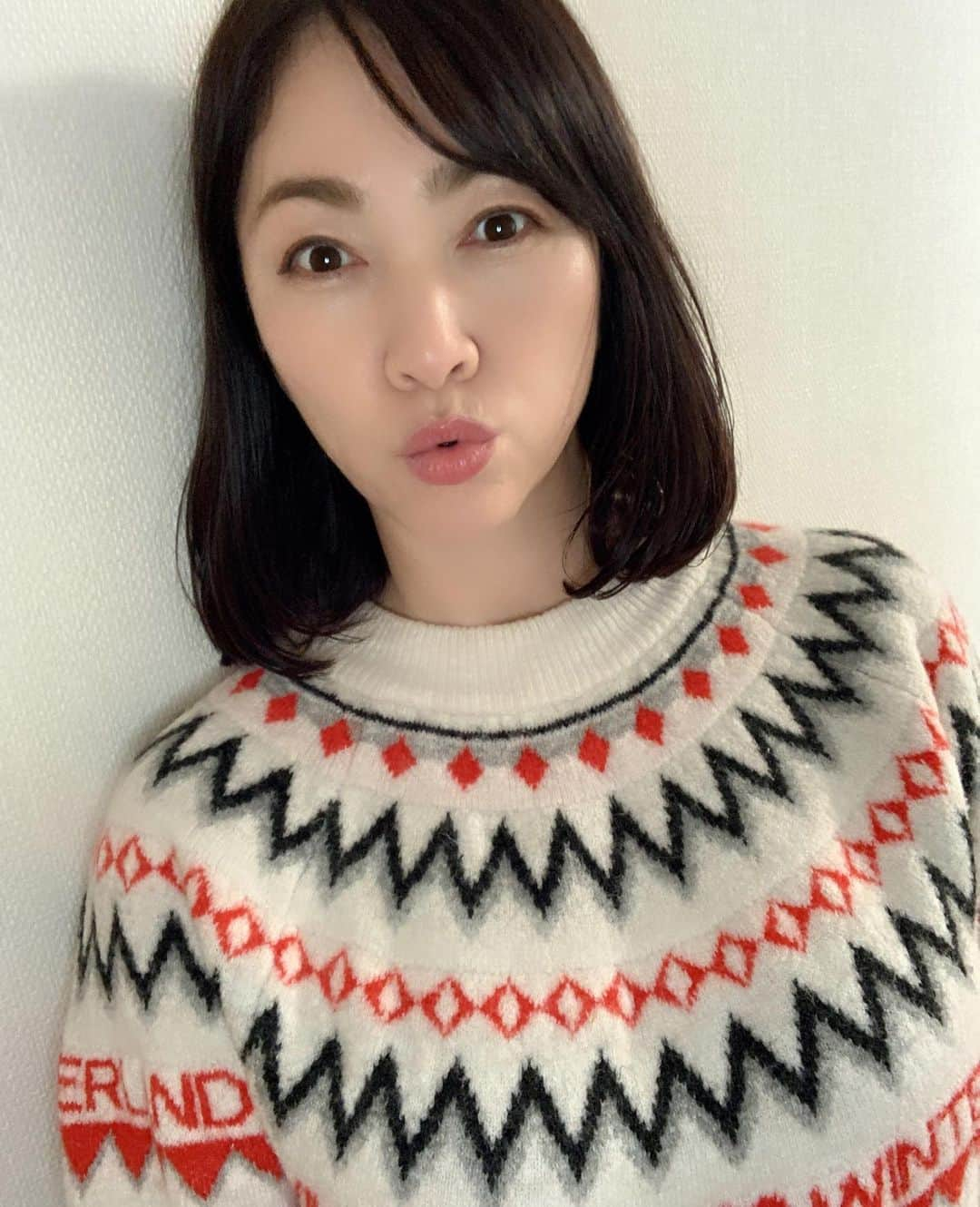 田中悦子さんのインスタグラム写真 - (田中悦子Instagram)「休みのたびに 回転寿司連れてけって言う息子はどお？😂  写真は昨年のですが 昨日も回転寿司行ったわ笑  今日はなんだか動けずに ゴロゴロとしてます…  そう言う時もありますよね。  そんな中、 またなりすましの私が出現して 困ってます…  どしたらいい？😂  #アラフィフ女子 #アラフィフファッション #50代」1月10日 14時41分 - etsuko.reborn25