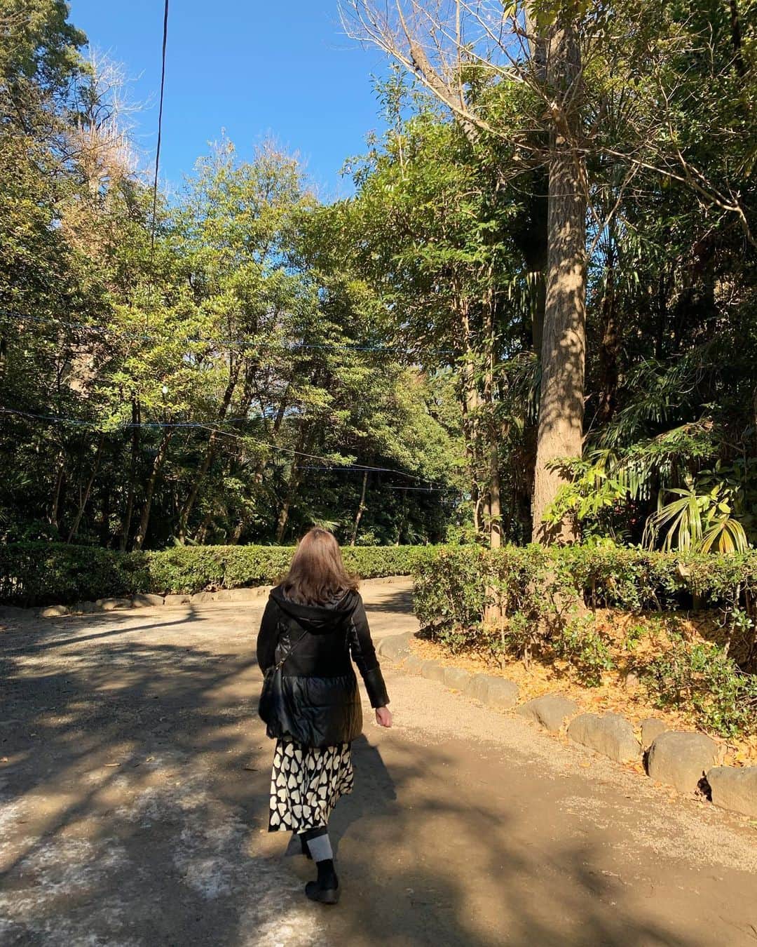 上野なつひのインスタグラム：「いつまで経っても親子。 歳をとっても親子。一緒に過ごす時間を大事に過ごしてます🧡  2022年も助け合って仕事も頑張っていい年になるよう近くの神社にご挨拶💐 #母の背中が愛おしい」