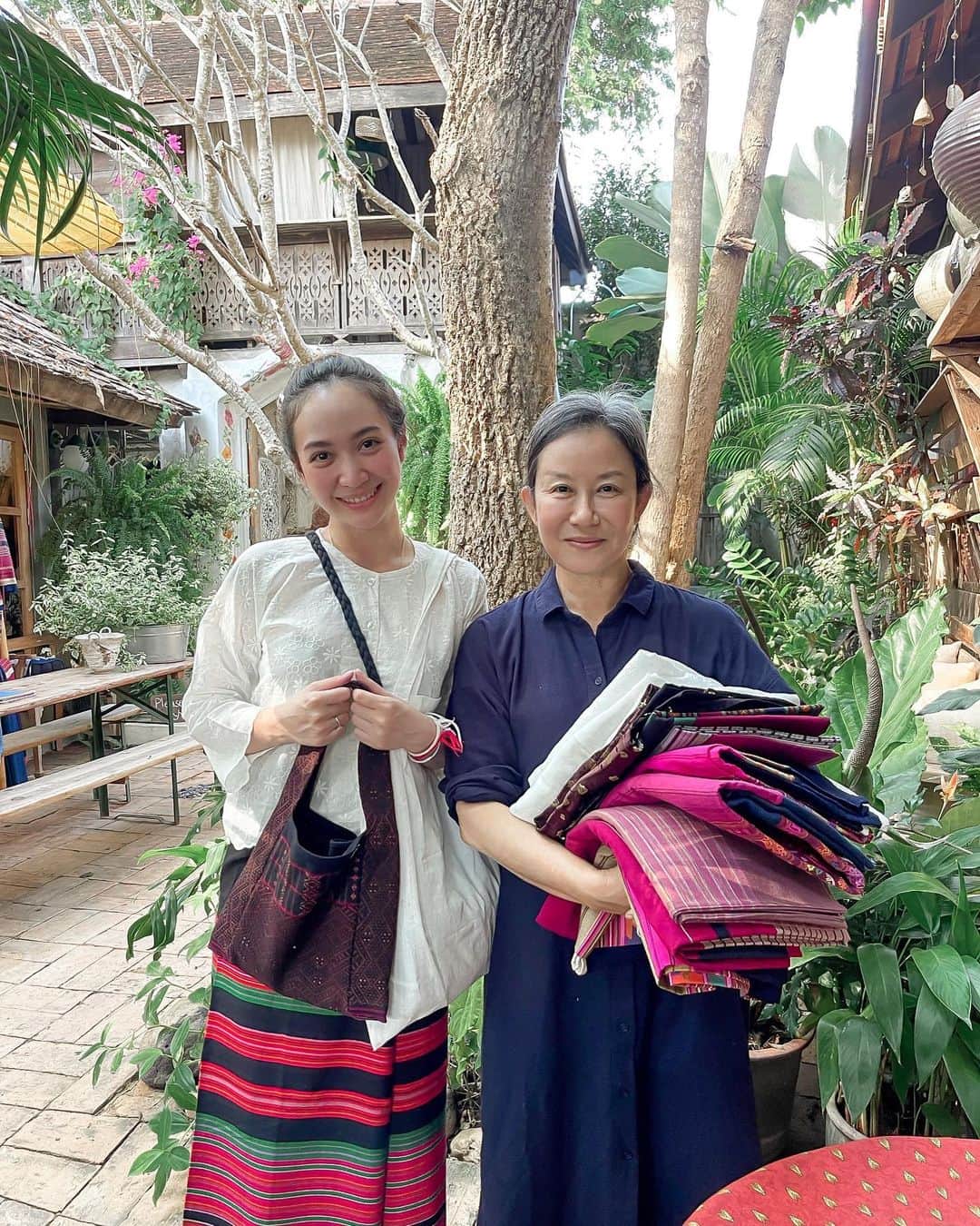 インヤのインスタグラム：「ขอเป็นสาวล้านนาเต็มยศ 1 วันค่ะ 🤍 #คาเฟ่ #บ้านงามแสงเดือน #เชียงใหม่ #สวัสดีเจ้า #ผ้าถุงล้านนา #ล้านนา」