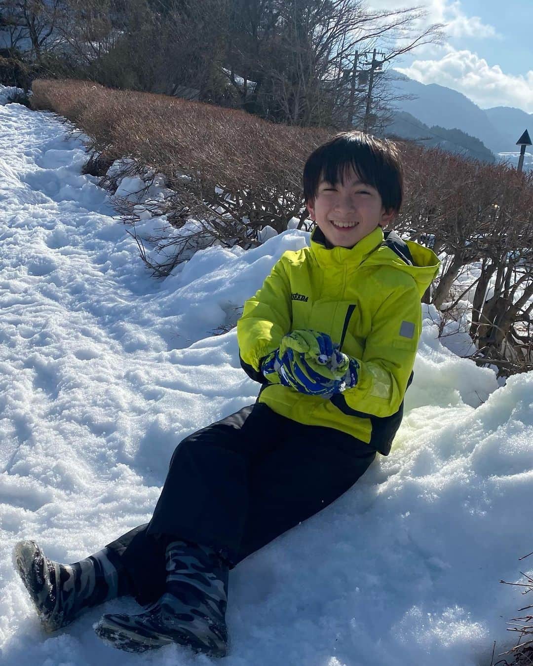 太陽チャンネルのインスタグラム：「雪あそびより⛄️💕 楽しかっためっちゃ疲れた🤣💕 #雪遊び #そり遊び」