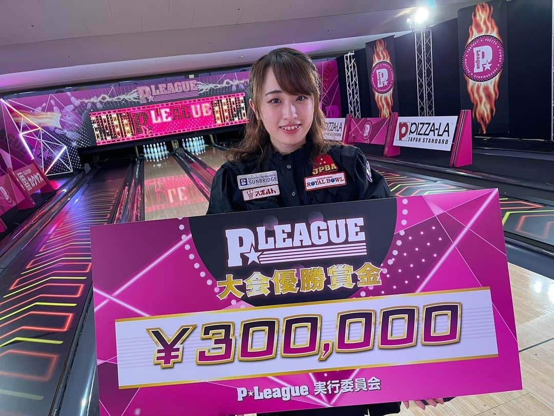 尾上萌楓のインスタグラム：「. . . 【ご報告】 この度、 P☆LEAGUE第93戦 シリーズ2021第4戦 で初優勝することができました✨ 既にたくさんお祝いのお言葉を頂いており、非常に嬉しく思います。 日頃から応援してくださる皆様のおかげで優勝することができました！！ 本当にいつもありがとうございます！　 次は公式戦でも良い報告ができるよう、これからも精一杯頑張ります❤️‍🔥  JPBA52期生　ライセンスNo.581　尾上 萌楓 . . . #bs日テレ #pleague #優勝 #嬉しい #感謝 #女子大生 #プロボウラー #尾上萌楓 #ボーリング じゃなくて #ボウリング #サンブリッジ #下関ロイヤルボウル #ボウリング王国スポルト #飯田通商 #jpba #bowling #sunbridge #instagood #볼링 #保龄球」