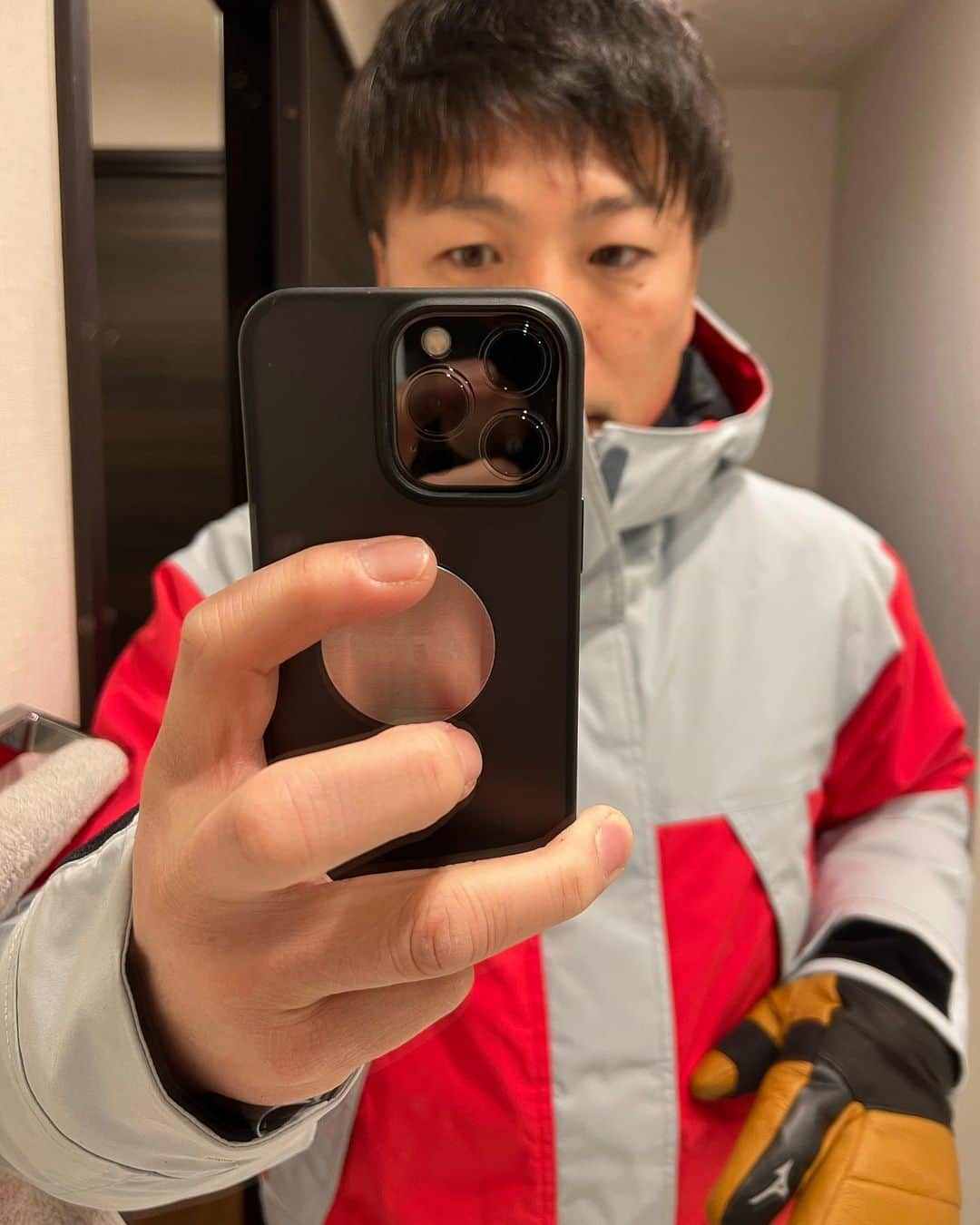 吉原宏太さんのインスタグラム写真 - (吉原宏太Instagram)「チーム「ojisanz」ウェア届きました。  スキー板も井山敬介トッププロに譲って貰ったのがあるし。  さらに‼️  昨年KJUSのゴルフコンペで知り合った元アルペンスキーヤーでオリンピック選手の木村公宣さんにセミファットのATOMICの板も譲ってもらえる事に。(ﾟ∀ﾟ)  軽くてめちゃ良いよって！  楽しみすぎる。ヾ(*'∀`*)ﾉ  これでパウダースノー練習します。  MIZUNOのグローブもめちゃくちゃ良いです。(●´ー｀●)  今年も色々な方と滑るの楽しみにしています。 スキーのお誘いお待ちしています。⛷  #teamojisanz #北海道 #すきー #メンバーの方はそろそろオジイチャンズ #北海道を全力で楽しむ #木村公宣さん #井山敬介」1月10日 17時04分 - kotayoshihara