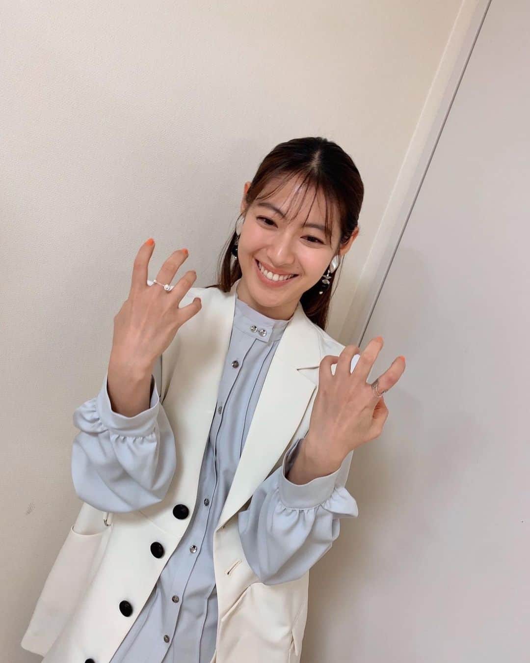 瀧本美織のインスタグラム：「ネイルみせようか指輪みせようか…  19時〜「ネプリーグSP」に参戦しています！心強い浜辺美波キャプテンと、柄本佑さん！そしてアインシュタインのお二人！とっても楽しかったですし、チームワーク好きでした😊  earrings @mex_handmade 💍 @roughntumble_mine 💍 @jugemade   #ネプリーグ  #ドクターホワイト  #浜辺美波 さん  #柄本佑 さん  #アインシュタイン さん」