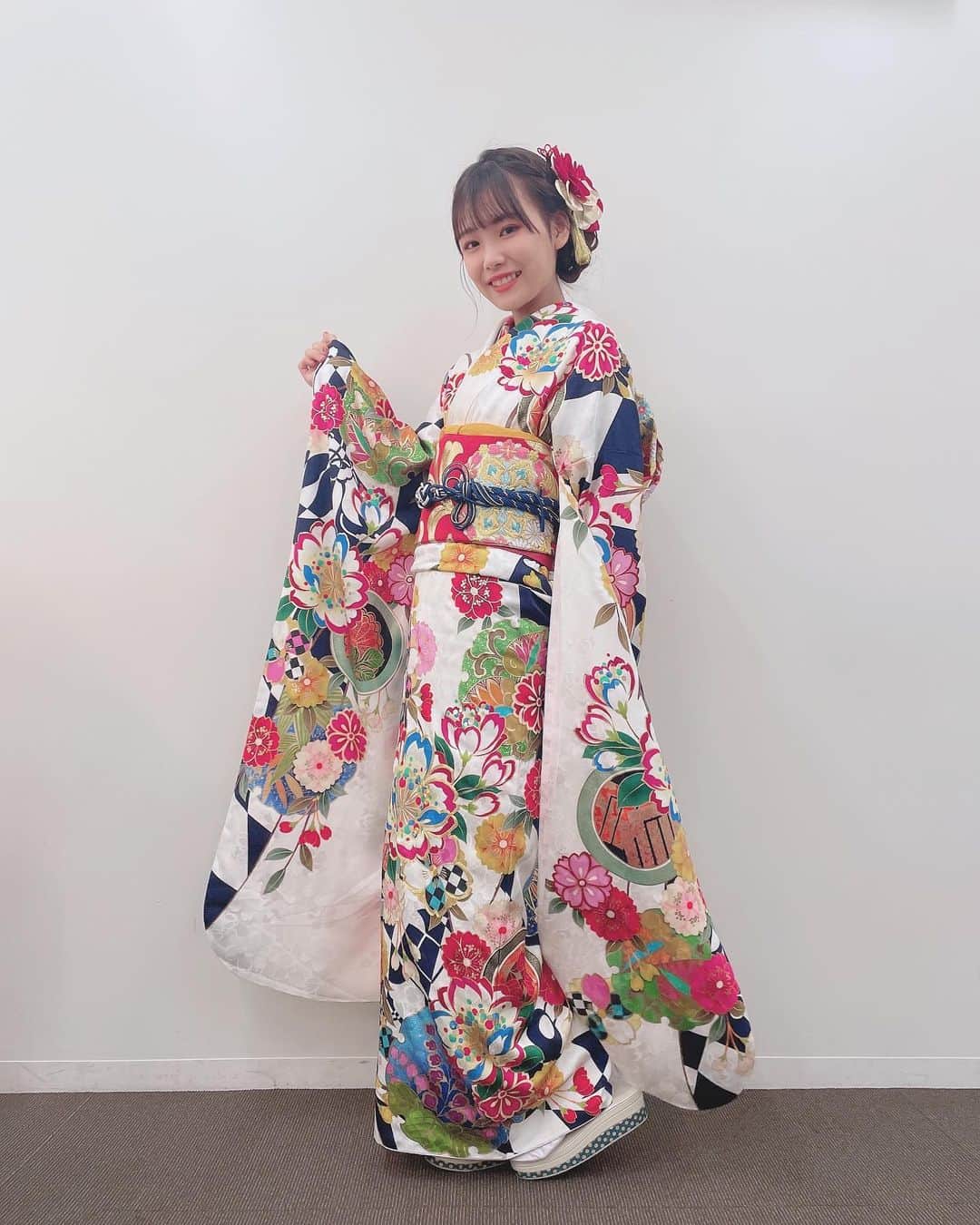 安田叶さんのインスタグラム写真 - (安田叶Instagram)「AKB48の成人式でした！ 素敵な振袖を着させて頂きました✨ ありがとうございます😌  #AKB成人式 #振袖 #オンディーヌ さん」1月10日 17時57分 - yasudakana311