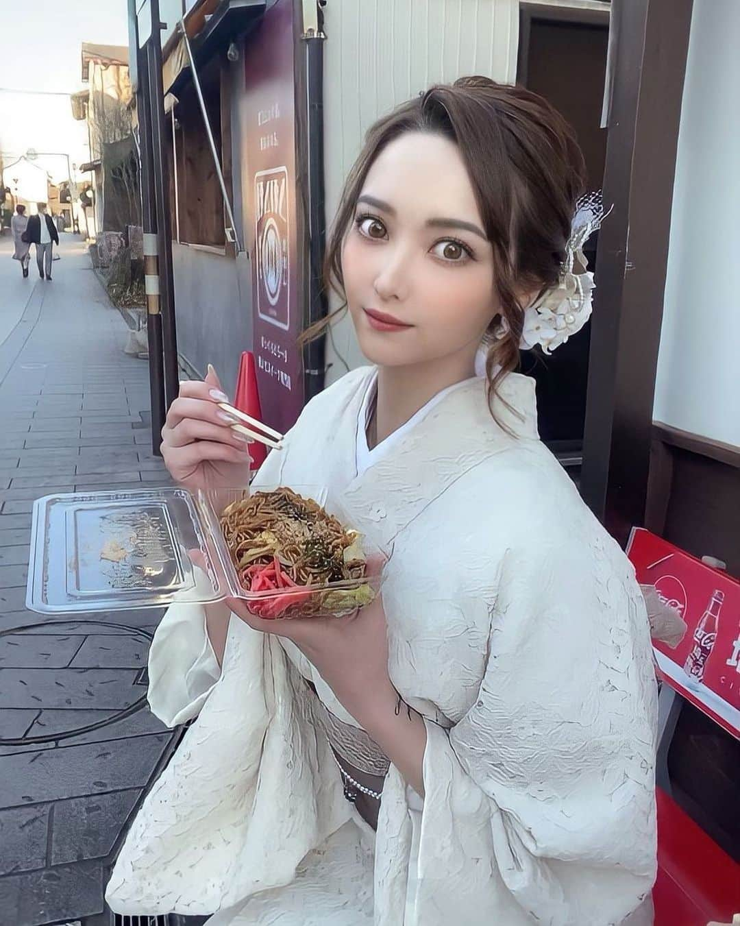 美女美容事情さんのインスタグラム写真 - (美女美容事情Instagram)「《食べ歩き🍡×着物美人👘💖》⁠⠀ *⠀⠀⠀⠀⠀⠀⁠⠀⁠⠀⁠⠀⁠⠀⁠⠀ 今回ご紹介させて頂きますのは!!👀❤️⁠⠀⁠⠀⁠⠀⁠⠀⁠⠀ ᴀɪʀɪɴさん<@a_rmlv8> の素敵なお写真📸⠀⁠⠀⁠⠀⁠⠀ *⠀⁠⠀ 白い着物がとても似合ってますね😍✨⠀ お団子より焼きそば派だそうです🧡⠀ *⠀⁠⠀⁠⠀⁠⠀⁠⠀⁠⠀ ᴀɪʀɪɴさん<@a_rmlv8> 素敵な投稿をありがとうございました☺️📸✨⠀⁠⠀ ᴀɪʀɪɴさんのアカウントには他にも素晴らしい投稿が沢山ありますので是非覗いてみてくださいね💁‍♀️💙⁠ ⁠⠀ ⠀⠀⁠⠀⁠⠀⁠⠀⁠⠀ △▼△▼△▼△▼△▼△▼△▼△▼△▼ ⁠⠀⁠⠀⁠⠀⁠⠀ ❤️🧡💛「ビジョビ (美女美容事情)」💚💙💜⠀⠀⠀⠀⠀⠀⠀⠀⠀⠀⠀⠀⠀⠀⁠⠀⁠⠀⁠⠀⁠⠀⁠⠀⁠⠀ 👇掲載ご希望の方は👇⠀⠀⠀⠀⠀⠀⠀⠀⠀⠀⠀⠀⠀⠀⠀⁠⠀⁠⠀⁠⠀⁠⠀⁠⠀⁠⠀ @b_b_j.jタグ付けと🖤 #ビジョビ ⁠⠀⁠⠀ 🖤タグ付けお願いします⠀⠀⠀⠀⠀⠀⠀⠀⠀⠀⠀⠀⠀⠀⠀⁠⠀⁠⠀⁠⠀⁠⠀⁠⠀⁠⠀ △▼△▼△▼△▼△▼△▼△▼△▼△▼ ⁠⠀⁠⠀ #美人#美女#着物#着物美人⠀ #焼きそば#川越#食べ歩き⠀ #インスタ美人#インスタ美女」1月10日 17時58分 - b_b_j.j