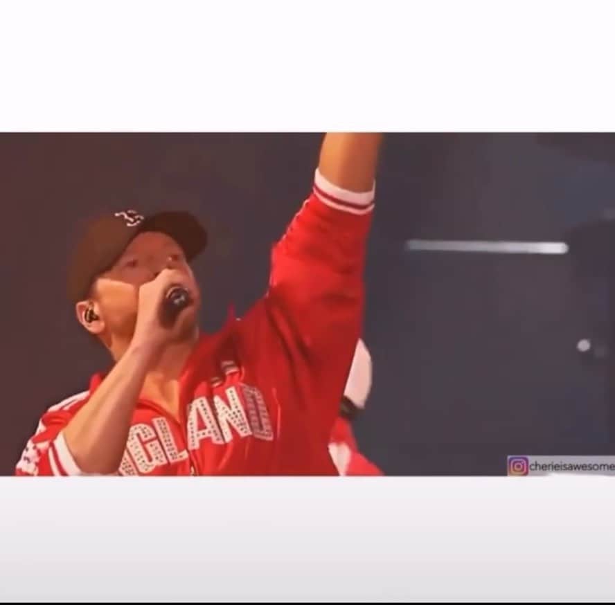 ドニー・ウォルバーグのインスタグラム：「#mondaymotivation Over thirty years of moments, from various performances of the song #HanginTough throughout @nkotb history, all in one very cool video!  If you’ve seen it, ya may want to see it again — it’s a great way for any #Blockhead to start a Monday! 🤖❤️♾💫  Thank you: @CherieIsMagic (twitter)!」