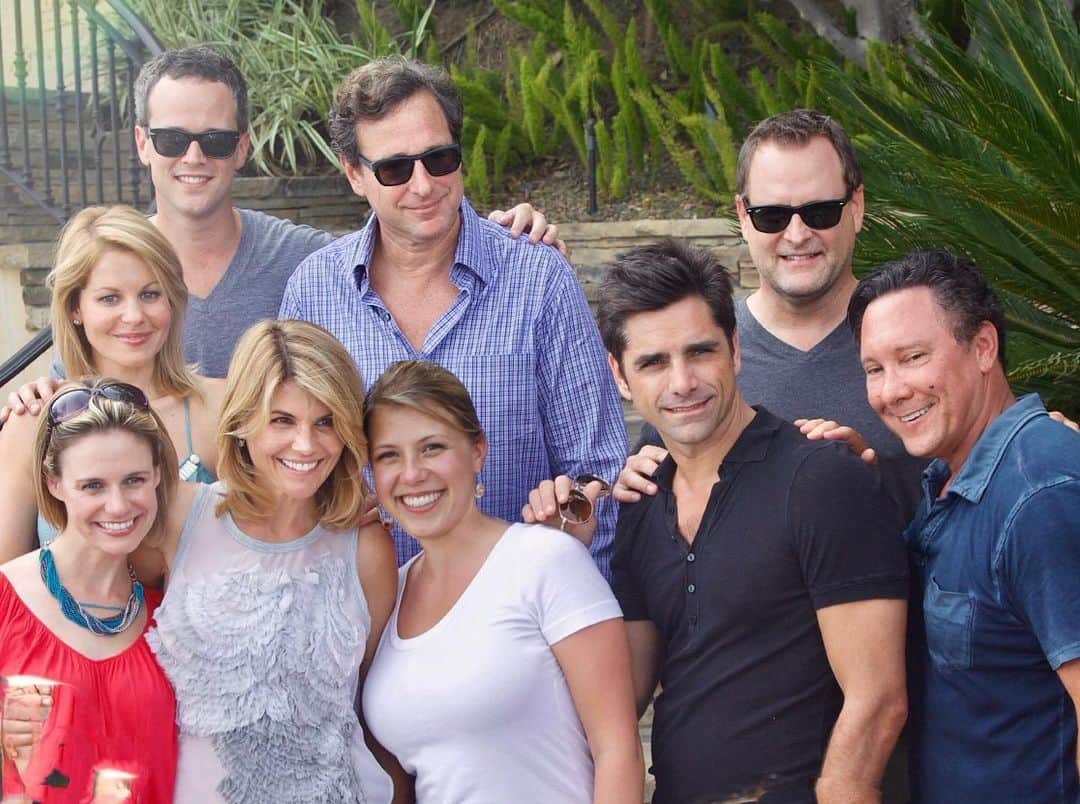 デイブ・クーリエのインスタグラム：「“Thirty-five years ago, we came together as a TV family, but we became a real family. And now we grieve as a family. Bob made us laugh until we cried. Now our tears flow in sadness, but also with gratitude for all the beautiful memories of our sweet, kind, hilarious, cherished Bob. He was a brother to us guys, a father to us girls and a friend to all of us. Bob, we love you dearly. We ask in Bob’s honor, hug the people you love. No one gave better hugs than Bob.” ~ John, Dave, Candace, Jodie, Lori, Andrea, Scott, Jeff, Ashley and Mary-Kate」