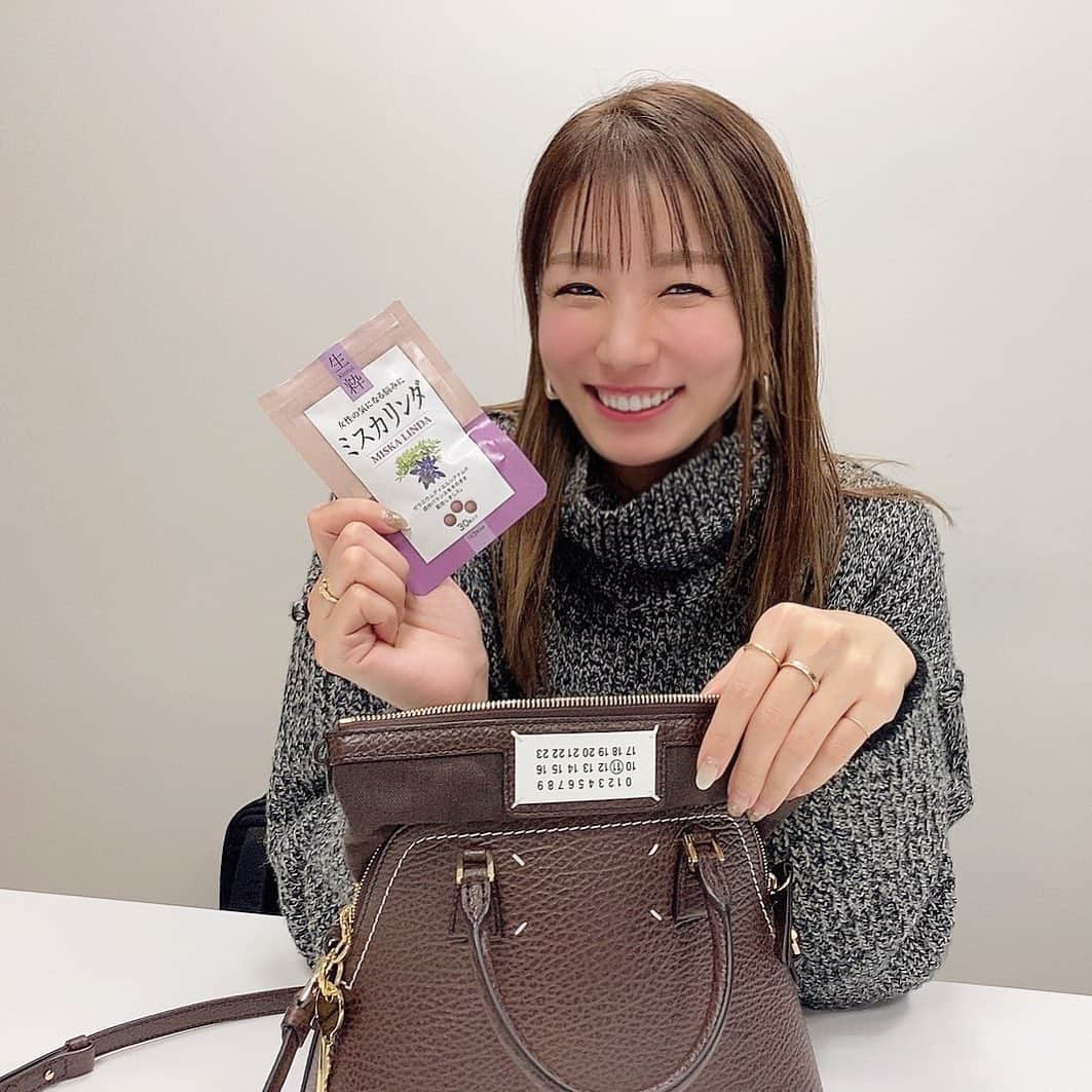 青木愛のインスタグラム：「鞄に入れて持ち歩いてるミスカリンダ🌿💜 ⁡ お正月食べ過ぎたから、今は特に欠かせません🐶 ⁡ #trendonline #トレンドオンライン #miskalinda #ミスカリンダ #mensmiska #メンズミスカ」