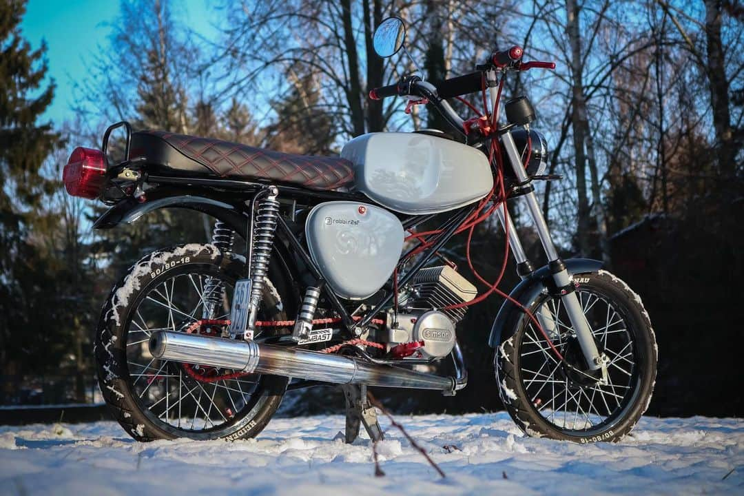 ロバート・バウアーのインスタグラム：「⚜️❄️⚜️  #simson #simsontuning #simsons51 #simsonpower #simsonsr50 #simsonliebe #simsonsuhl #simsonlife #winter #canonphoto #dorfleben」