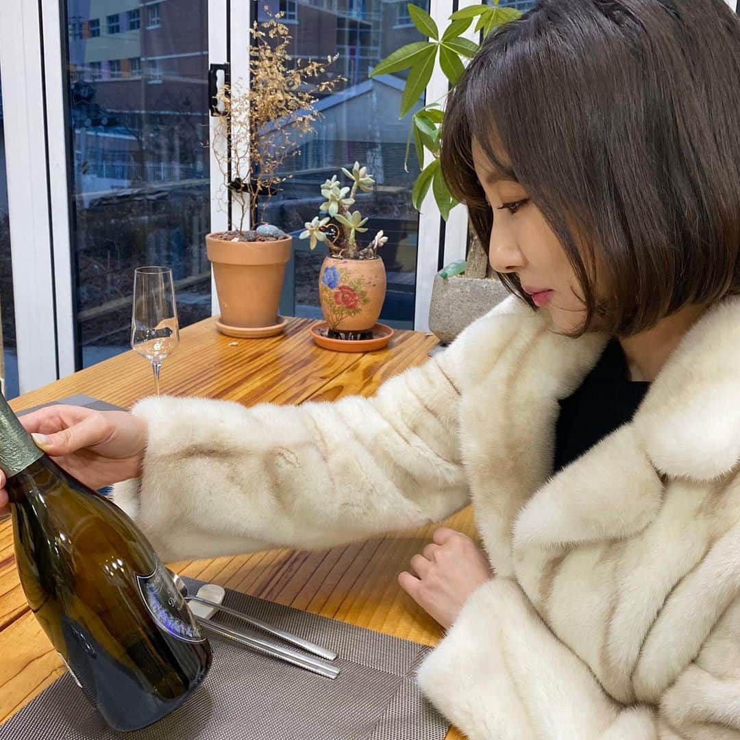 イ・イネのインスタグラム：「좋은거라는데~ 🍷 .. .. .. 술을 모르니.. 좋은걸 손에 쥐어줘도 모름😰 .. 세상엔 배울게 참 많아~ㅎㅎㅎㅎㅎ .. .. .. #부산 #벌써 #1월 중순  #이번주 #월요일 #역시 #화이팅 ☺️👋」