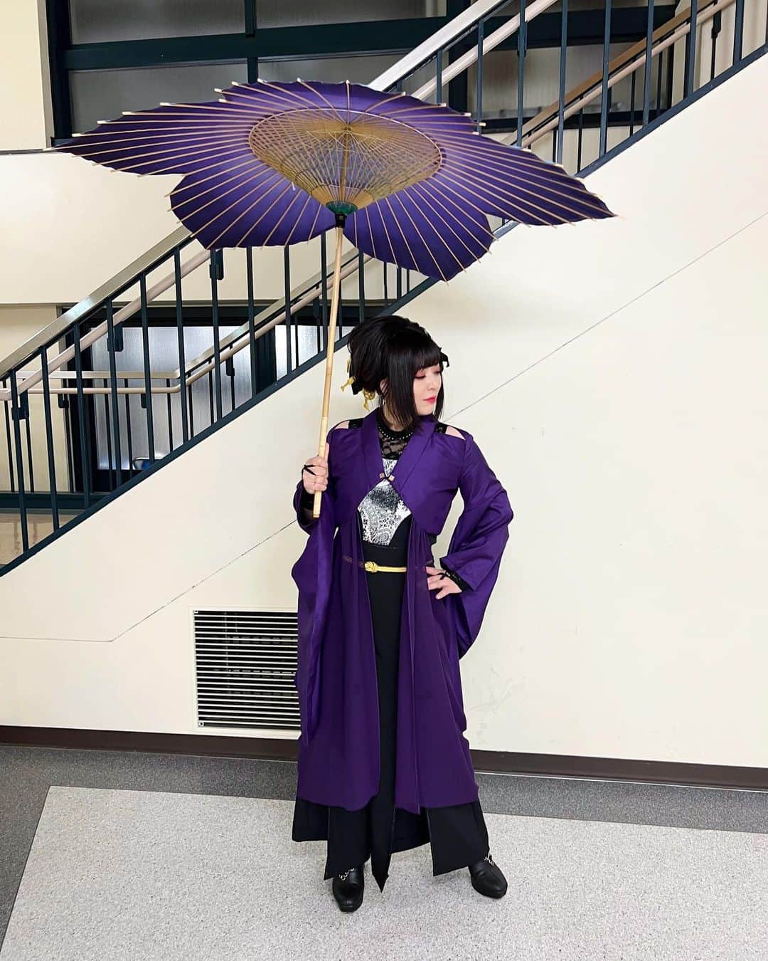 鈴華ゆう子さんのインスタグラム写真 - (鈴華ゆう子Instagram)「この度も和楽器バンド日本武道館にて、素敵な桔梗の和傘を使用させていただきました。和傘職人河合幹子さんの作品です。桜の和傘より一回り大きい、歌舞伎と同じサイズのずっしり重みのある和傘でした。 現在、飛騨市美術館に展示中の為、出張で武道館に来てくれました。 https://www.city.hida.gifu.jp/soshiki/32/672.html 1/23まで「美しの紙展」が開催中でそこで桔梗和傘がご覧いただけます。 普段は、こちらの和傘はCASAさんでレンタルも行っているようですので是非チェックしてみてくださいね！ https://wagasa.shop/ そして皆様、改めまして和楽器バンド全国ツアーでは、たる募金第3弾岐阜和傘への支援ご協力本当にありがとうございました。  #和楽器バンド  #岐阜和傘  #河合幹子  #鈴華ゆう子  #たる募金  #wagakkiband   #和傘  #wagasa  #飛騨市美術館  #美しの紙展」1月10日 20時22分 - yuko.suzuhana