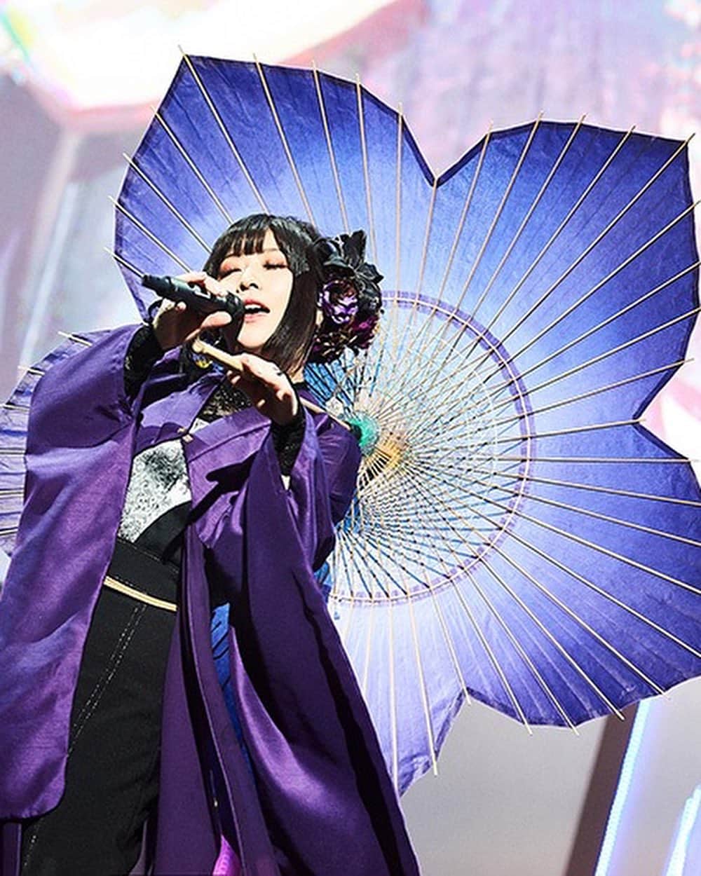 鈴華ゆう子さんのインスタグラム写真 - (鈴華ゆう子Instagram)「この度も和楽器バンド日本武道館にて、素敵な桔梗の和傘を使用させていただきました。和傘職人河合幹子さんの作品です。桜の和傘より一回り大きい、歌舞伎と同じサイズのずっしり重みのある和傘でした。 現在、飛騨市美術館に展示中の為、出張で武道館に来てくれました。 https://www.city.hida.gifu.jp/soshiki/32/672.html 1/23まで「美しの紙展」が開催中でそこで桔梗和傘がご覧いただけます。 普段は、こちらの和傘はCASAさんでレンタルも行っているようですので是非チェックしてみてくださいね！ https://wagasa.shop/ そして皆様、改めまして和楽器バンド全国ツアーでは、たる募金第3弾岐阜和傘への支援ご協力本当にありがとうございました。  #和楽器バンド  #岐阜和傘  #河合幹子  #鈴華ゆう子  #たる募金  #wagakkiband   #和傘  #wagasa  #飛騨市美術館  #美しの紙展」1月10日 20時22分 - yuko.suzuhana