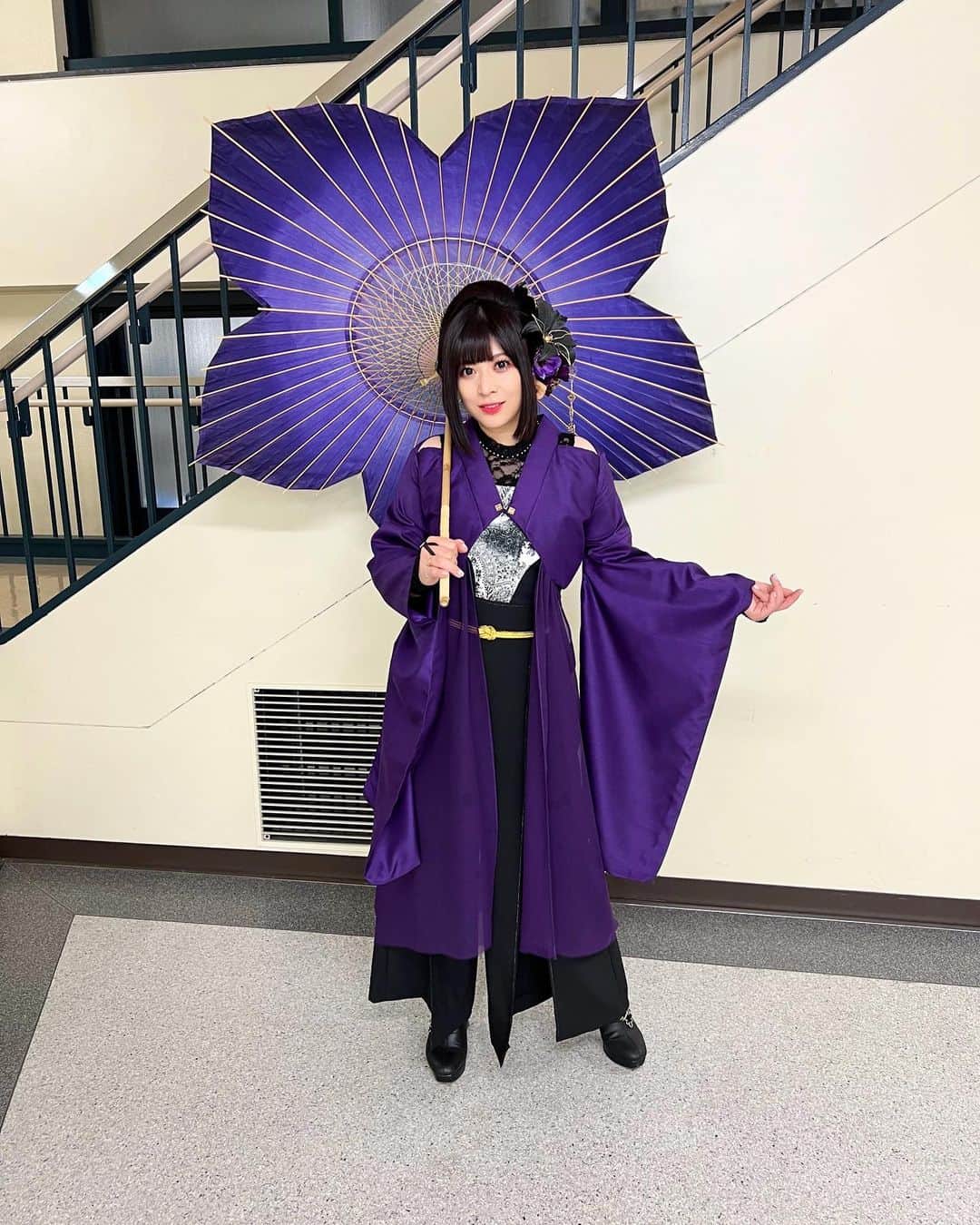 鈴華ゆう子のインスタグラム：「この度も和楽器バンド日本武道館にて、素敵な桔梗の和傘を使用させていただきました。和傘職人河合幹子さんの作品です。桜の和傘より一回り大きい、歌舞伎と同じサイズのずっしり重みのある和傘でした。 現在、飛騨市美術館に展示中の為、出張で武道館に来てくれました。 https://www.city.hida.gifu.jp/soshiki/32/672.html 1/23まで「美しの紙展」が開催中でそこで桔梗和傘がご覧いただけます。 普段は、こちらの和傘はCASAさんでレンタルも行っているようですので是非チェックしてみてくださいね！ https://wagasa.shop/ そして皆様、改めまして和楽器バンド全国ツアーでは、たる募金第3弾岐阜和傘への支援ご協力本当にありがとうございました。  #和楽器バンド  #岐阜和傘  #河合幹子  #鈴華ゆう子  #たる募金  #wagakkiband   #和傘  #wagasa  #飛騨市美術館  #美しの紙展」