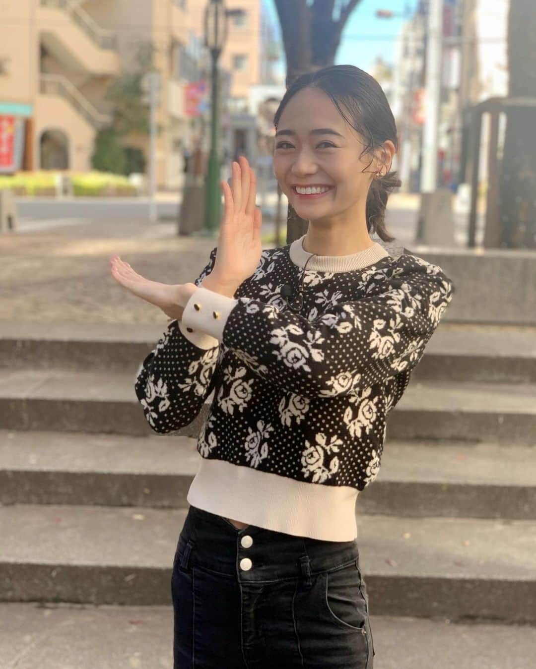 緑川静香のインスタグラム：「【お知らせ】 ⁡ 1月12日(水)23:59〜 日テレ系全国 『それって！？実際どうなの課』 ⁡ 出演させて頂きます😌✨ ⁡ もちろん 【スマホ１つで家の不用品を全部売ったらいくらになるのか？】 ⁡ の企画です❣️ ⁡ 今回は、おじいちゃんが開業医をやっていたという麻布十番のお宅に行きました👏 なんと過去最多出品数行きました🙇‍♀️ ⁡ 果たしていくらになるのか…？ 乞うご期待💓 ⁡ もちろん放送中の副音声生配信もラジオトーク📻で行います❤️ ぜひみんなでワチャワチャお話しましょ〜ラジオトークのアプリをダウンロードしてお待ち下さい😍 ⁡ 放送前の23:40〜はインスタライブもします✨ ⁡ #それって実際どうなの課  #フリマアプリ #オークション  #この写真はオープニングの写真なんですが #シュワッチのポーズだと思ってます？ #麻布十番の十のポーズです笑 #あはは #ヒルナンデスで知って下さった方 #どうなの課も観てね #そして今夜放送の魔女に言われたい夜も #観てね #ではあさってインスタライブとラジオトーク生配信でお会いしましょう」