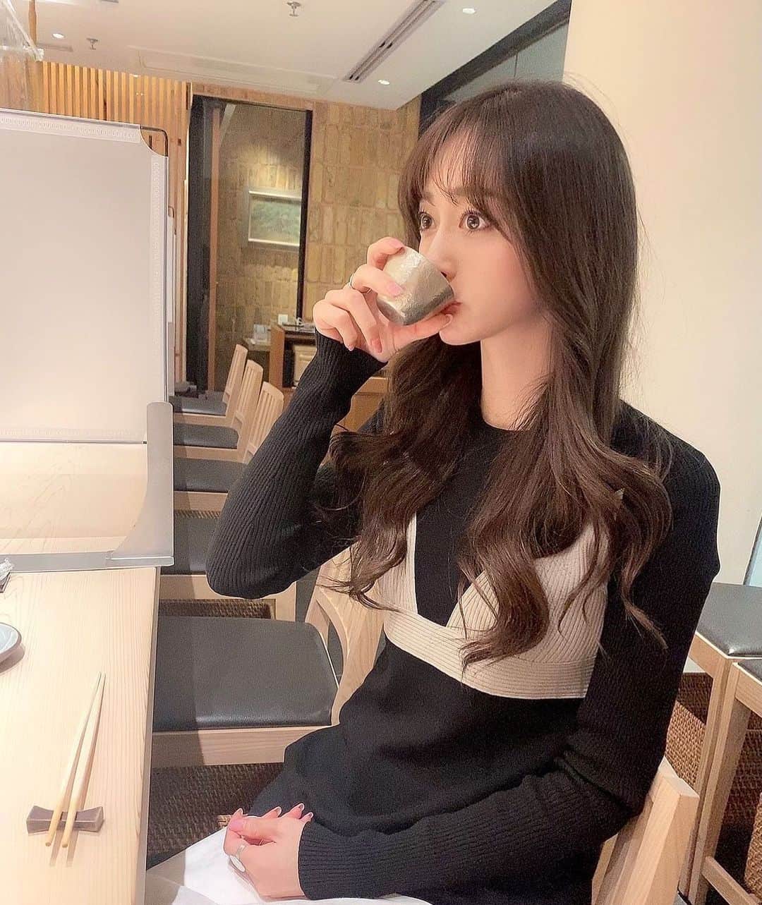 のインスタグラム：「. . . . 今日もお仕事がんばりました✨ . 明日はみんな大好き秘書の撮影だよ👩‍🏫 . . . #un3d #さくちゃーじ #日本酒 #裸眼」