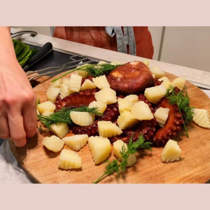 のインスタグラム：「해먹는 재미♡ #자연산광어세비체 #자연산돌문어통뿔뽀 #신선한굴무침과멍게 #새보미언니가만든쏨땀 #안창살에고수를곁들인짜빠구리 #남은굴로굴전 #쩌뇽이의편집이다했다」