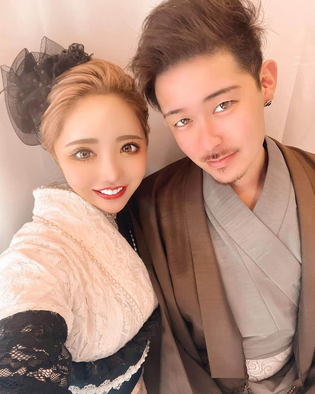 とみmamaさんのインスタグラム写真 - (とみmamaInstagram)「たまには夫婦写真👩‍❤️‍👨  子供達学校初めが早かったお陰で 結婚してから初めて2人だけで初詣行って お着物デートできました👘❤️ 結婚してからというか、 初詣2人で行くのも2人だけで着物着るのも　 8年一緒にいて多分初めてだ😳😳  この日すーーーっごく楽しかったな🥰 貴重な2人だけのデートを久々に楽しめました🥰🙏❤️  お着物はカップルプランで @kimonomiyabi さんで借りたよ🤗 また詳しく載せまーす❤️  #夫婦 #夫婦デート #夫婦写真 #浅草 #初詣 #初詣デート #浅草食べ歩き #浅草着物レンタル #浅草デート #浅草観光 #パパママ #着物レンタル #着物デート #着物コーデ #着物コーディネート #couplegoals #couplephoto #asakusa #kimono #kimonostyle #kimonorental #kimonofashion #カップルフォト #カップル写真 #カップルグラム」1月10日 20時41分 - tomimama1116