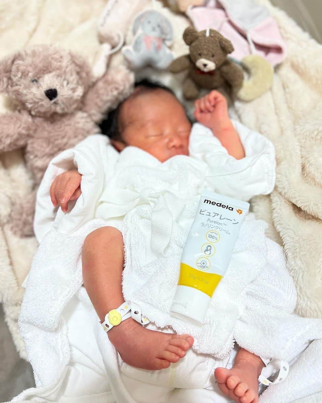 ゆーちゃんさんのインスタグラム写真 - (ゆーちゃんInstagram)「産院に持ってきているスキンケア👼🏻⋆*  Baby milky lotion  ベビー乳液  シャンプー @naturalscience.official   purelan  ラノリンクリーム @medela_japan   Calendura  ベビーフェイシャルクリーム トリートメントオイル @weleda_japan   Mother's  ブレストマッサージオイル、 ボディマッサージオイル @weleda_japan   クチコミみて気になったものはとりあえず買い揃えていて  お祝いでいただいた物などもありますが とりあえず産院には最小限のものだけ持参しました◎！🍼𓈒 𓂂𓏸  生まれてから 1日2回と気になったタイミングで保湿し、 赤ちゃん、肌もちもち！  新生児のサイズ感がたまらなく可愛いですね〜☁️ 𓈒𓂂𓏸   #愛用品 #赤ちゃん #赤ちゃん肌 #スキンケア #赤ちゃんスキンケア #ベビーオイル#ベビークリーム #赤ちゃんのいる生活  #WELDA #naturalscience #medela #Baby #母乳問題 #母乳実感 #ラノリンクリーム #ピュアレーン #purelan  #ヴェレダ #マザーズオイル #マッサージオイル #オイル #oil #赤ちゃん用品 #産褥期 #出産 #出産祝いギフト #妊娠中  #妊娠線予防クリーム #妊娠線予防 #たまひよ公式インスタグラマー」1月10日 20時55分 - yurina_era999