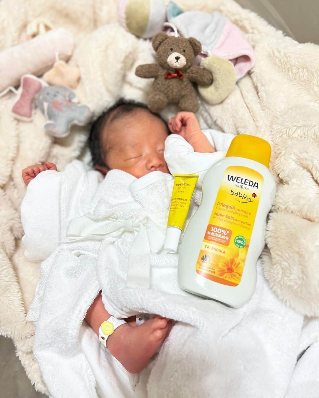 ゆーちゃんさんのインスタグラム写真 - (ゆーちゃんInstagram)「産院に持ってきているスキンケア👼🏻⋆*  Baby milky lotion  ベビー乳液  シャンプー @naturalscience.official   purelan  ラノリンクリーム @medela_japan   Calendura  ベビーフェイシャルクリーム トリートメントオイル @weleda_japan   Mother's  ブレストマッサージオイル、 ボディマッサージオイル @weleda_japan   クチコミみて気になったものはとりあえず買い揃えていて  お祝いでいただいた物などもありますが とりあえず産院には最小限のものだけ持参しました◎！🍼𓈒 𓂂𓏸  生まれてから 1日2回と気になったタイミングで保湿し、 赤ちゃん、肌もちもち！  新生児のサイズ感がたまらなく可愛いですね〜☁️ 𓈒𓂂𓏸   #愛用品 #赤ちゃん #赤ちゃん肌 #スキンケア #赤ちゃんスキンケア #ベビーオイル#ベビークリーム #赤ちゃんのいる生活  #WELDA #naturalscience #medela #Baby #母乳問題 #母乳実感 #ラノリンクリーム #ピュアレーン #purelan  #ヴェレダ #マザーズオイル #マッサージオイル #オイル #oil #赤ちゃん用品 #産褥期 #出産 #出産祝いギフト #妊娠中  #妊娠線予防クリーム #妊娠線予防 #たまひよ公式インスタグラマー」1月10日 20時55分 - yurina_era999