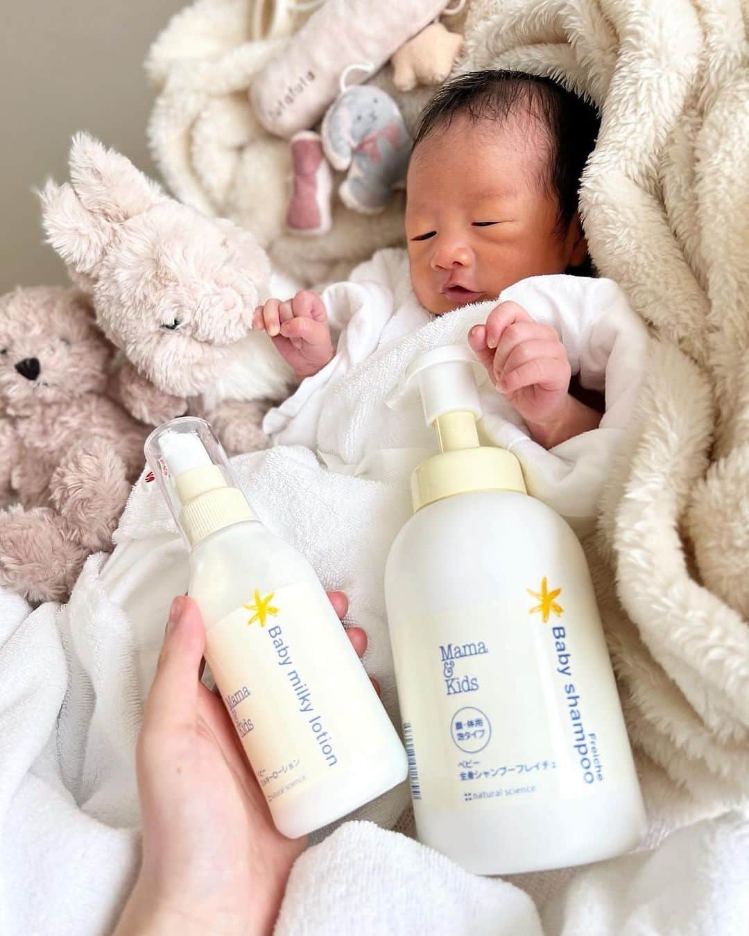 ゆーちゃんさんのインスタグラム写真 - (ゆーちゃんInstagram)「産院に持ってきているスキンケア👼🏻⋆*  Baby milky lotion  ベビー乳液  シャンプー @naturalscience.official   purelan  ラノリンクリーム @medela_japan   Calendura  ベビーフェイシャルクリーム トリートメントオイル @weleda_japan   Mother's  ブレストマッサージオイル、 ボディマッサージオイル @weleda_japan   クチコミみて気になったものはとりあえず買い揃えていて  お祝いでいただいた物などもありますが とりあえず産院には最小限のものだけ持参しました◎！🍼𓈒 𓂂𓏸  生まれてから 1日2回と気になったタイミングで保湿し、 赤ちゃん、肌もちもち！  新生児のサイズ感がたまらなく可愛いですね〜☁️ 𓈒𓂂𓏸   #愛用品 #赤ちゃん #赤ちゃん肌 #スキンケア #赤ちゃんスキンケア #ベビーオイル#ベビークリーム #赤ちゃんのいる生活  #WELDA #naturalscience #medela #Baby #母乳問題 #母乳実感 #ラノリンクリーム #ピュアレーン #purelan  #ヴェレダ #マザーズオイル #マッサージオイル #オイル #oil #赤ちゃん用品 #産褥期 #出産 #出産祝いギフト #妊娠中  #妊娠線予防クリーム #妊娠線予防 #たまひよ公式インスタグラマー」1月10日 20時55分 - yurina_era999