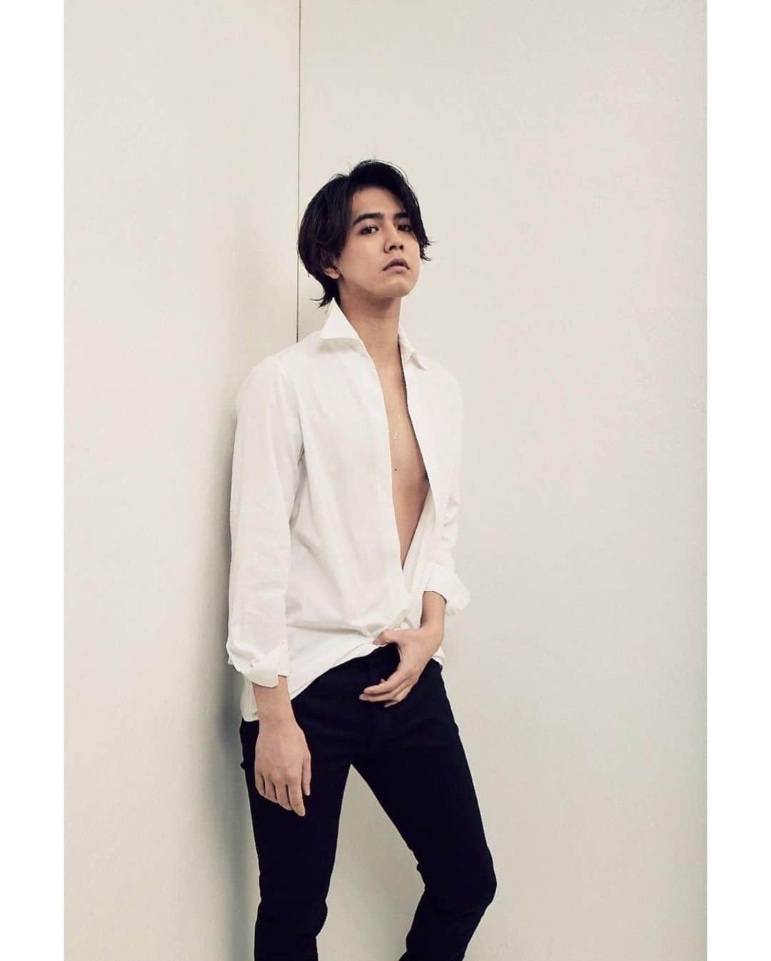 片寄涼太のインスタグラム：「2022年最初の #ヨセFM  アーカイブを残せておらず😭🙏💦 配信のなかで話にあがった GENERATIONS 2022年 カレンダーから アザーカットを公開します‼️ @generations_official  皆さまのお近くに今年も一年寄り添えますよう。 そして本日は成人式！☀️ 新成人の皆さま、おめでとうございます🕊✨ 素敵な年となりますよう願っております🍀」