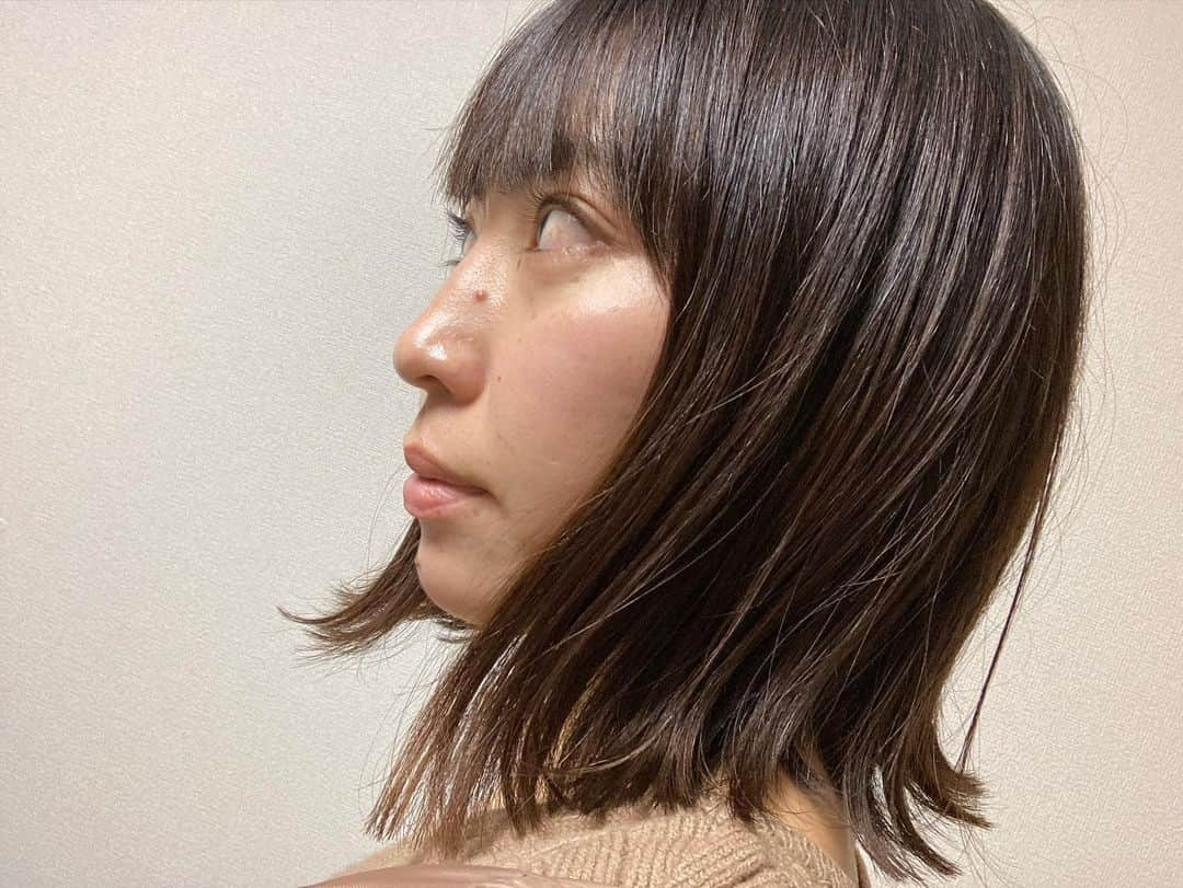 鈴木千代さんのインスタグラム写真 - (鈴木千代Instagram)「2022初っぱなからすっきり✂️ ドライヤー楽すぎる〜😭🍃  #切りっぱなしボブ #外ハネ #髪伸びるの鬼早なので #すぐイメチェンしたがる」1月10日 21時14分 - chiyo.0514