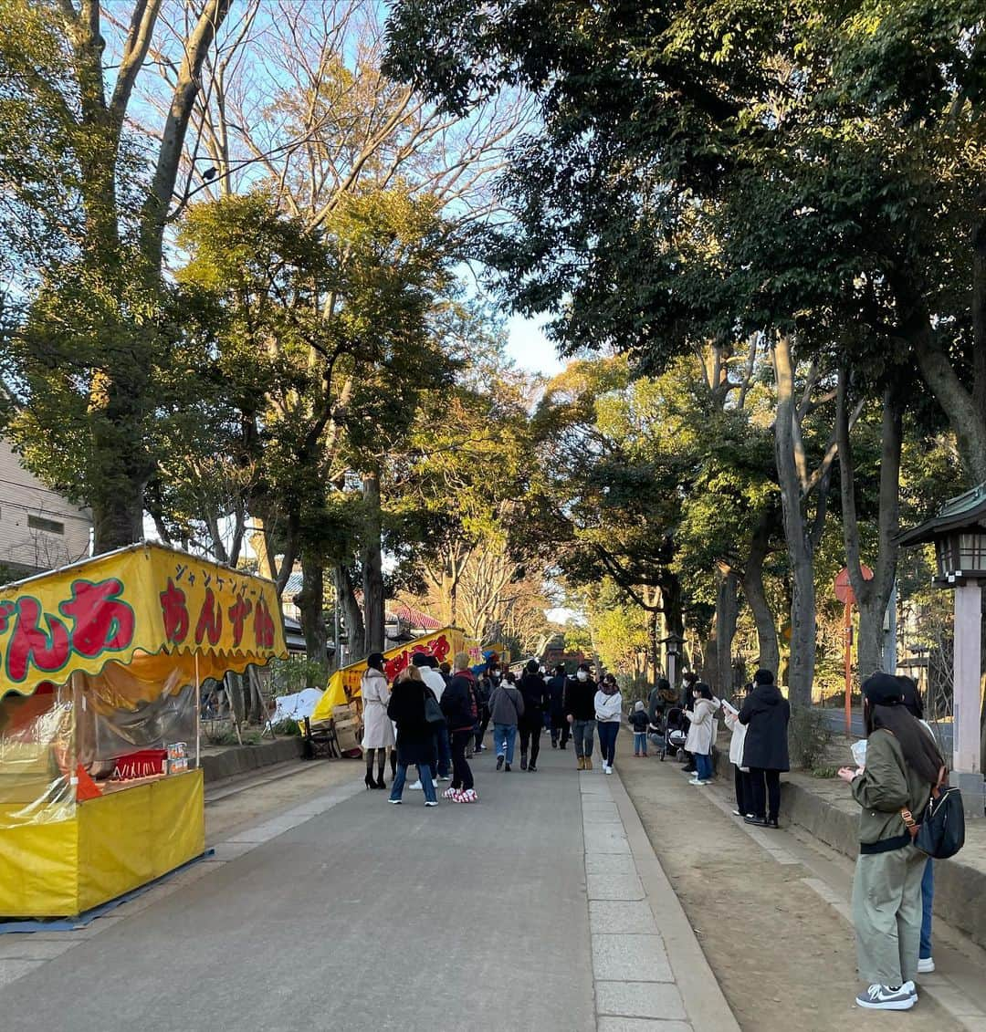 三浦奈保子のインスタグラム：「氷川神社に初詣に行きました☺️  三ヶ日を過ぎていたのですが、 出店も出ていて とても華やかで楽しいお参りとなりました☺️  おみくじの運勢は.. 平！  平？🧐  初めて出会いましたが、 物事がよわよわしいそうなので、 じっくり精進したいと思います😂  熊手の形の チョコバナナで、 福をかき集めることにします☺️🎍  #氷川神社 #大宮氷川神社 #氷川参道 #大宮　#さいたま市　#埼玉」