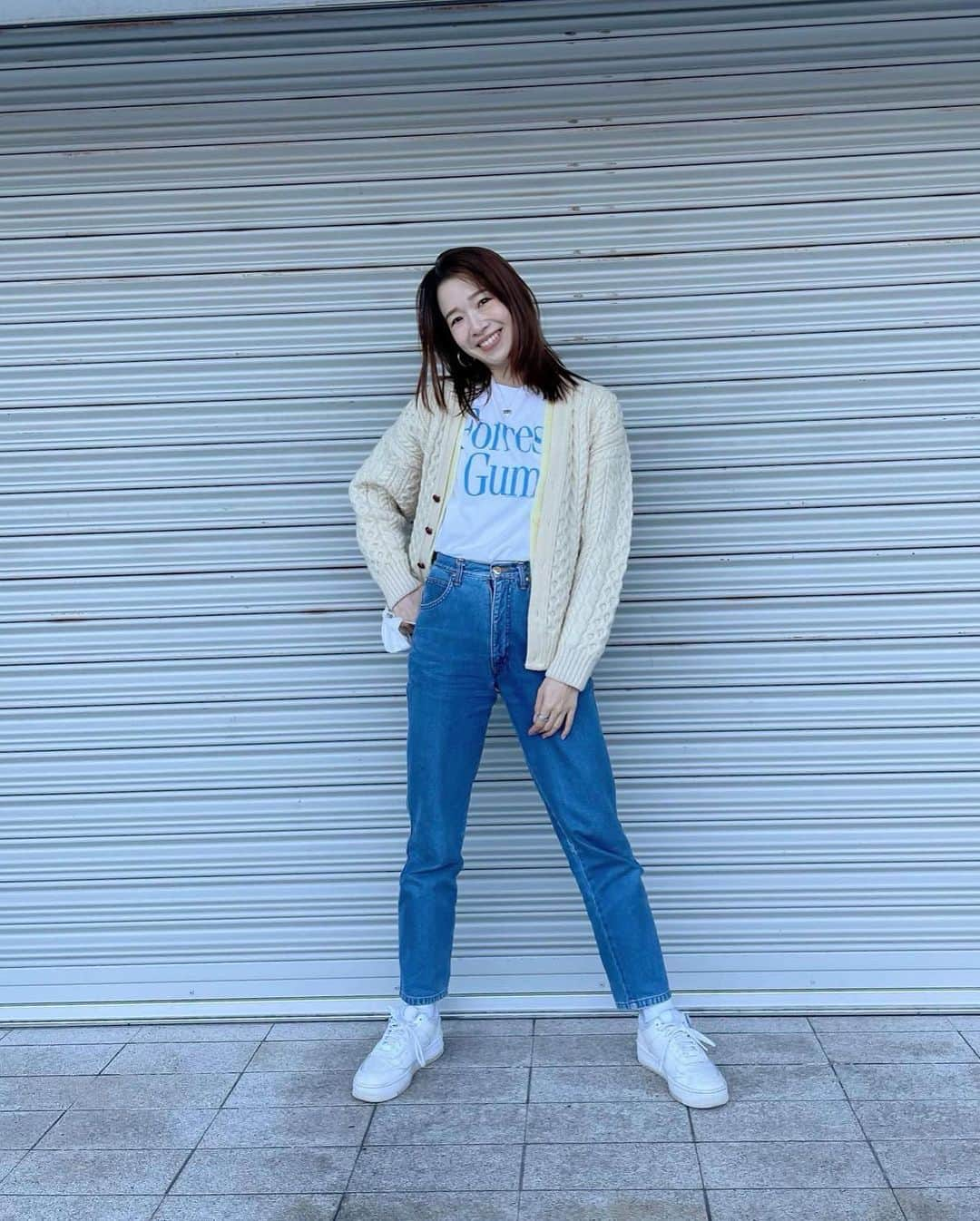 石井亜美さんのインスタグラム写真 - (石井亜美Instagram)「💙  January 2nd☕️  Cardigan @boss T-shirt @birdmountain_official  Denim @trussardi Sneakers @nike  #あみの湘南生活  一つ前のpostに、おすすめリップ教えて頂きありがとうございますっっ！！参考に、選ぶのが楽しみ〜🥳💛 #boss #hugoboss #forrestgump #trussardi #nike #whitely #toribacoffee #hermes」1月10日 21時27分 - ami_ishii_