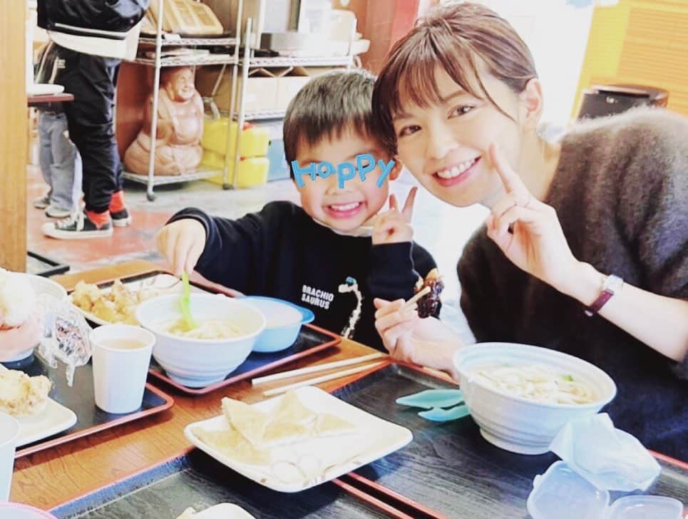 中野美奈子さんのインスタグラム写真 - (中野美奈子Instagram)「お友達家族と今年初うどん。  やっぱりお出汁が最高です。 イリコが泳いどるよ〜。  連休はお天気も良くて、たくさんお外で遊びました！  明日からは幼稚園スタート。 忘れ物ないようにしないと´д` ;  赤ちゃんよ、今日は夜中覚醒しないでね。  #うどん #うどん県 #よしや  #かけうどん   #５歳  #赤ちゃんのいる生活   #ママ友  まだ20代お肌ツヤツヤ  #中野美奈子　もう42カサカサ」1月10日 21時23分 - minako_nakano.official