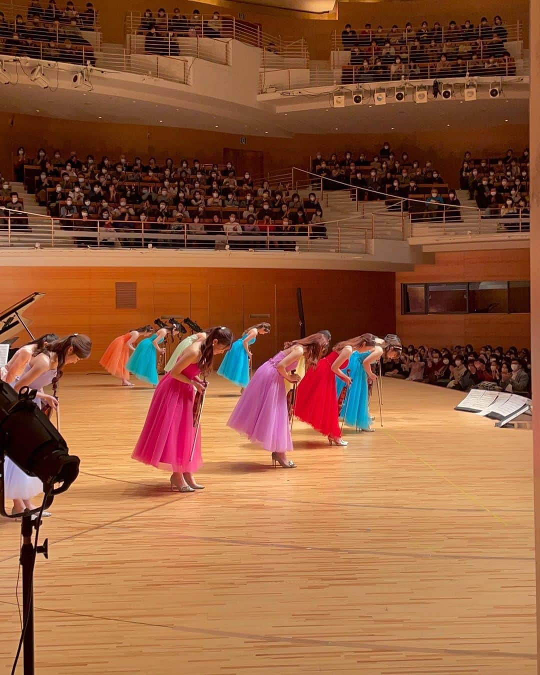 高嶋ちさ子さんのインスタグラム写真 - (高嶋ちさ子Instagram)「大好きなりゅーとぴあに今年も戻って来ました。 満員御礼の中、本当に熱い拍手を頂き、感謝でした。  もう少しでスタンディングまで持っていけたかな〜っと言うぐらい、盛り上がりました。 ツアー最後までにはスタンディングオベーション頂きたいね！ ま、要求するものではございません。  12人のメンバー達、去年よりだいぶ意識が変わって、成長が著しいです。  3月まで頑張っていこう！」1月10日 21時35分 - chisakotakashima