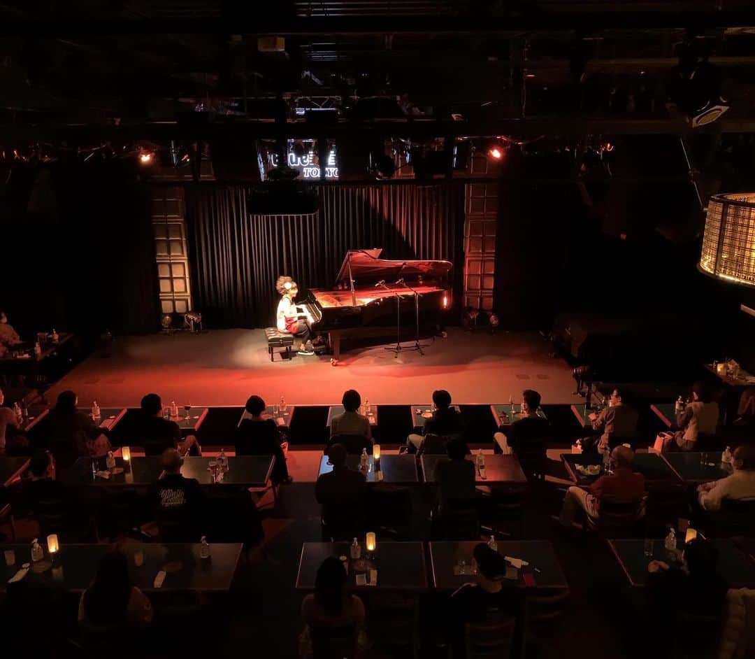 上原ひろみさんのインスタグラム写真 - (上原ひろみInstagram)「SAVE LIVE MUSIC 4 SOLO “Standards” DAY 1  Today is the 300th performance of working together with the one and only piano technician Yuji Yonezawa! Thank you always for amazing work, Yonezawa-san!!」1月10日 21時38分 - hiromimusic