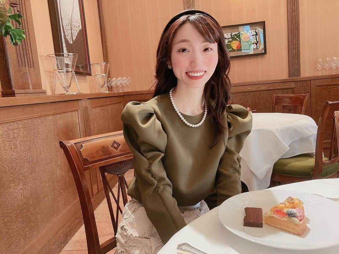 加田晶子のインスタグラム：「数日前のシェイノ🤤 伝統のスペシャリテ、マリアカラス（写真4枚目）が食べたくて食べたくて🥺筆舌に尽くし難い美味しさでした🐖 さくっとしたパイに包まれた柔らかい仔羊。仔羊の中にはフォアグラなどが入っていてバランスがとても良かったです。ソースがまた絶妙でした🧚🏻‍♀️心に残る一皿とはこういうことなのですね🦭 デザートワゴンは欲張らずに3種類だけ🧸 またマリアカラスを食べに行きたいなぁ🐷  #シェイノ#マリアカラス #京橋グルメ #東京グルメ #グランメゾン #クラシックフレンチ#クラシカル #老舗の味 #ミシュラン一つ星 #食べログ4超え #食べログ高評価 #百名店 #美味しいもの大好き#食べるの好きな人と繋がりたい #誕生日プレート #フリーランス#フリーアナウンサー #アナウンサー#クラシカルコーデ」