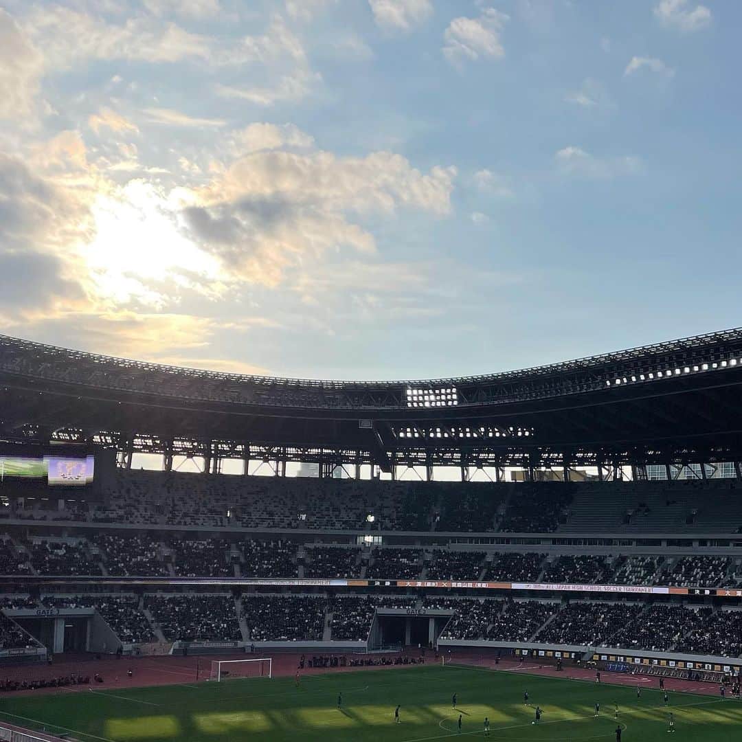 大野いとのインスタグラム：「今年で第100回目を迎えた全国高校サッカー選手権大会。 青森山田高校対大津高校の決勝戦を観戦してきました。 今日の国立競技場に流れる緊張感と躍動感の中に、仲間を大切にし合い、試合に挑む選手一人一人の輝きに惹きつけられて応援していました。 毎年、この選手権大会で素敵な試合に触れることで、自分自身のことも振り返る時間を過ごしています。 青森山田高校優勝おめでとうございます。 そして全国の選手の皆さん、感動をありがとうございました。 #高校サッカー #青森山田高校 #大津高校」