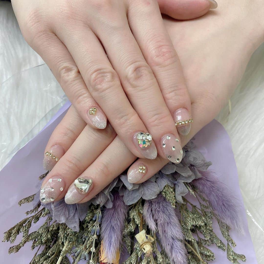 高橋沙弥華のインスタグラム：「ワンホンネイル💅🇨🇳✨ 韓国も好きやけど中国も好き😍💓  ワンカラーの上にマグネットネイルが今流行ってるみたいで早速やってもらったw😍  キラキラ可愛い💓  #ワンホンネイル #中国ネイル #韓国ネイル #🇰🇷 #🇨🇳 #チャイナネイル #パラジェル #ラインストーンネイル  #自爪ネイル #可愛いものが好き」