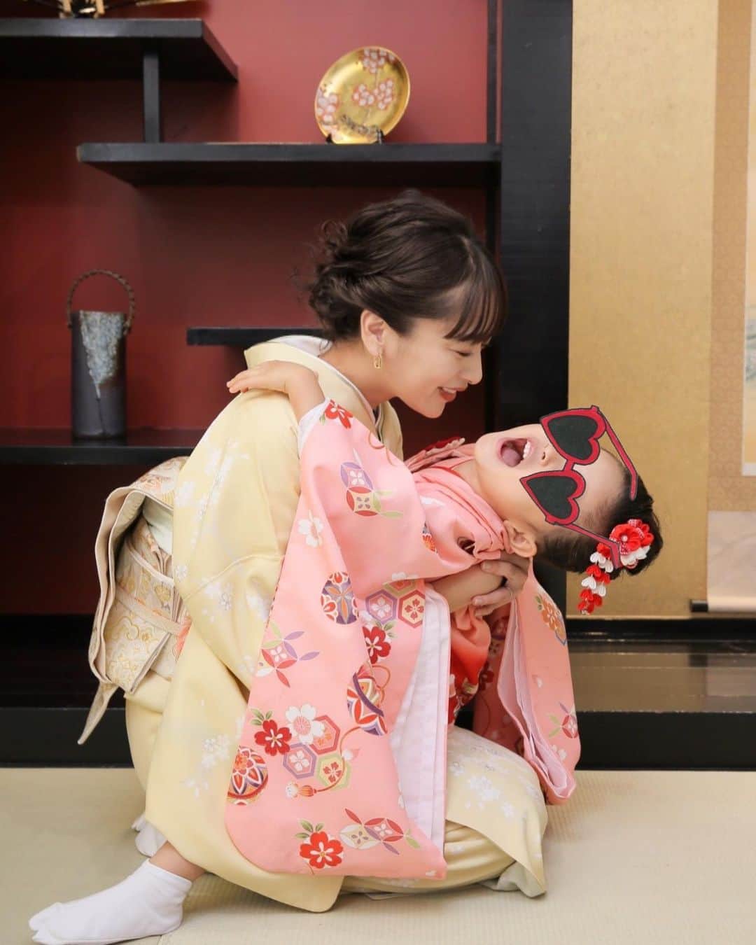 近藤千尋のインスタグラム：「新成人の皆様 おめでとうございます㊗️🎊💕 私は大人になるってちょっとだけ 不安な気持ちもあったけど。。 いざ大人になってみると 何とかなるというか、、、 (周りに感謝)  未だに大人ってなんだろ？ って思う時もある☺️✨笑 人生いろいろあるけど、 笑ってたらきっといい方向にいきます🥰 とにかく笑顔で精一杯楽しい人生を 送ってくださいね💓💓  20歳の頃の自分は 芸人さんと結婚して 二人娘の母親になってるなんて 想像もしてなかったなぁ☺️笑  #成人式の写真昔すぎて七五三の写真にしたよ」