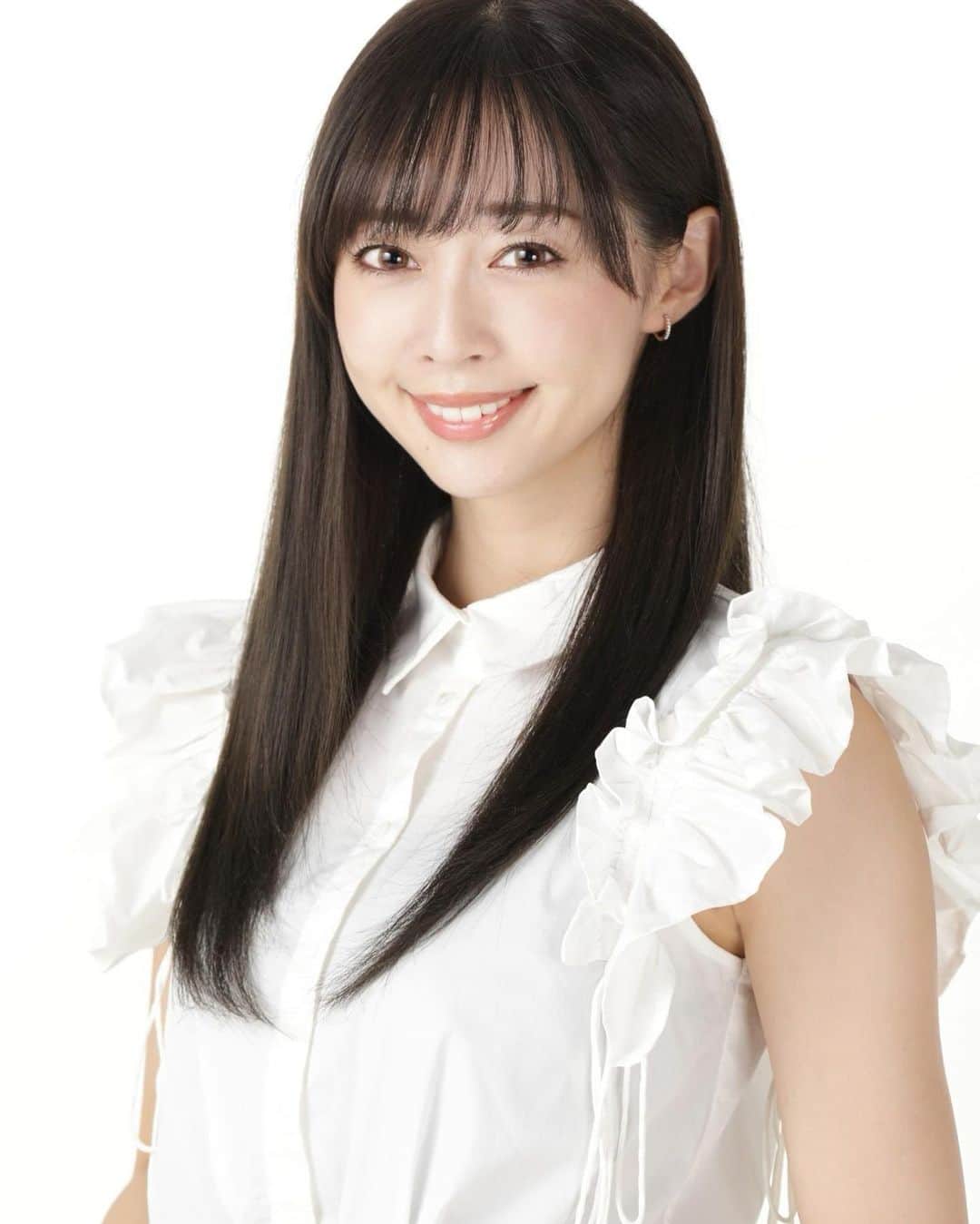 のインスタグラム：「. . . . 【お知らせ】 . 今週末に開催される東京オートサロン2022は C-WESTブースにてC-WEST GIRLSとして 出演させて頂く事となりました❤️ . 今年で3回目の出演となり嬉しい気持ちでいっぱいです✨ . ⚠️今年はこのような状況ですので 撮影人数に制限がございます！ . 撮影券チケットは 明日の12時より販売開始です🙇‍♀️ 是非よろしくお願い致します、！ . https://eee-smile.com/photo/2022-01-15/ . . . #東京オートサロン #tokyoautosalon #東京オートサロン2022 #cwest #cwestjapan #cwestgirls #海浜幕張 #レースクイーン」