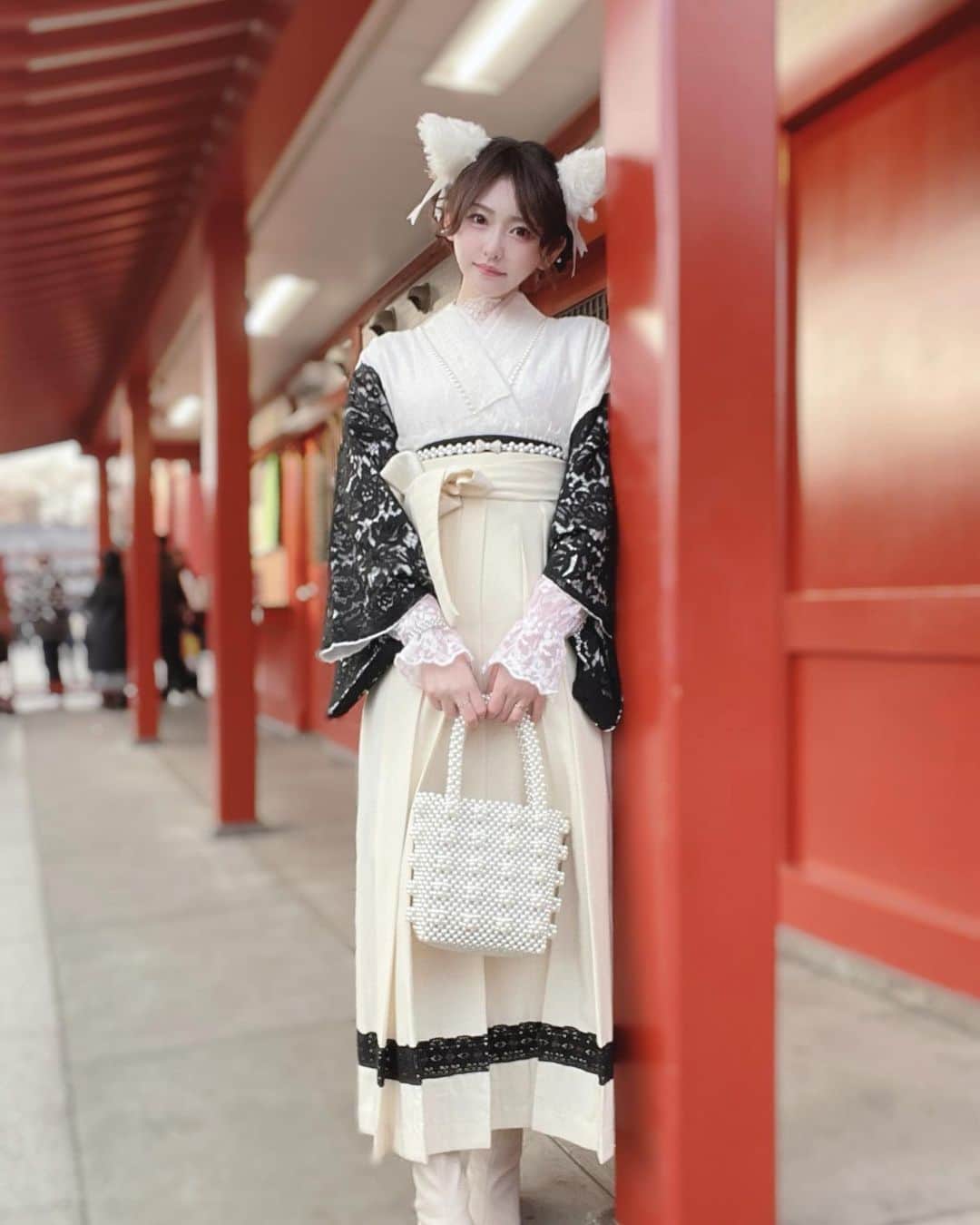 RINKAさんのインスタグラム写真 - (RINKAInstagram)「#⛩#🎍#🍶 . 成人おめでとうございます。 . 大人も楽しいよ🐕💓💓 . 着物と袴にネコミミで 初詣してきました👘🤍 . このお着物可愛過ぎない？！  ネコミミも可愛くてつい🐈‍⬛🤍 . . #kimono#kimonostyle #asakusa #asakusatemple  #tokyo#kawaii#kawaiigirl #japanesegirl #koreangirl  #浅草#浅草食べ歩き#浅草グルメ #インスタグラマー #浅草着物レンタル #東京観光#東京#袴ヘア #着物ヘア#ヘアアレンジ#着物コーディネート#着物コーデ #キャバ嬢 ##kawaiigirl #hotasian#asianbabe#asiangirls」1月10日 22時49分 - rinka.716