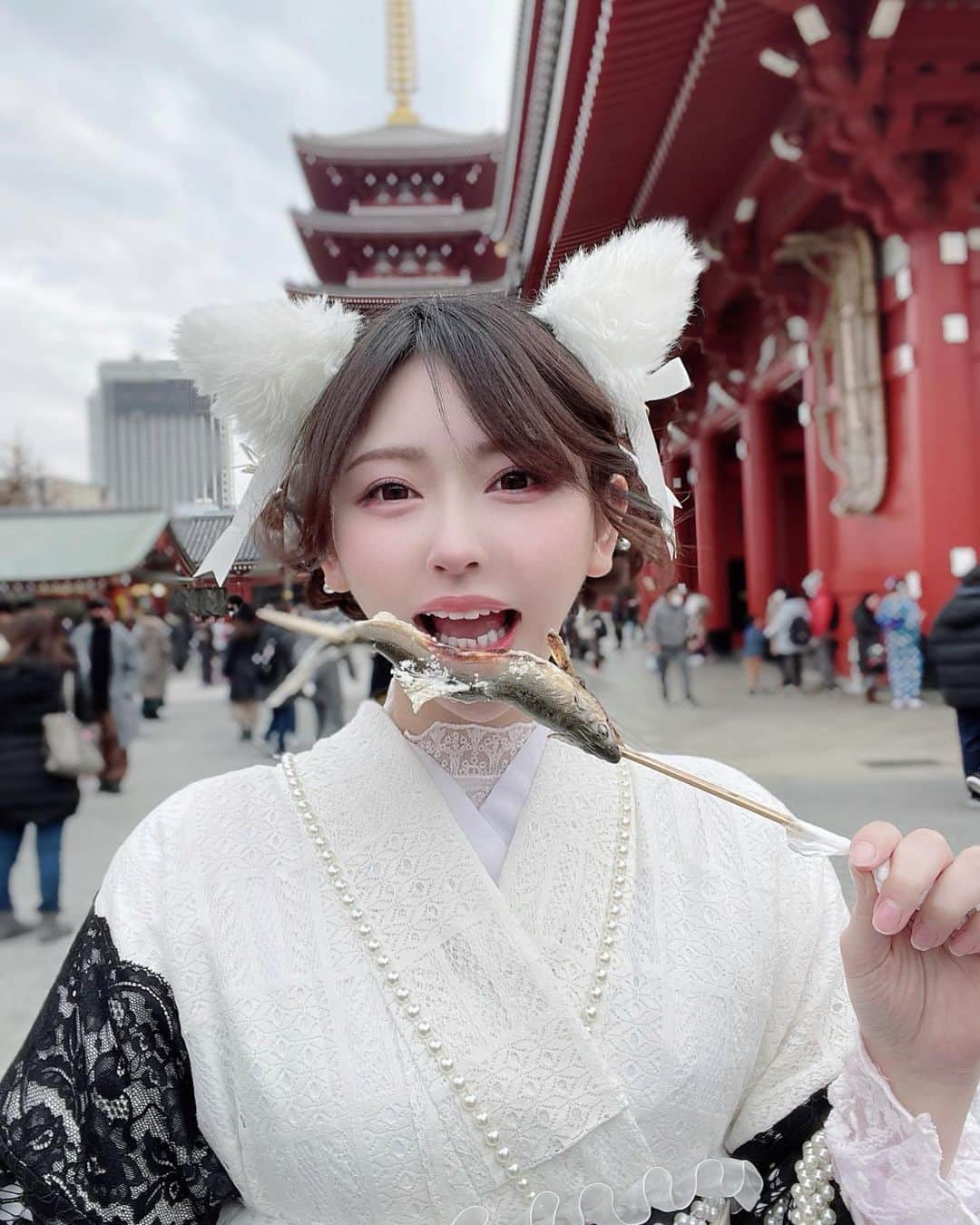 RINKAさんのインスタグラム写真 - (RINKAInstagram)「#⛩#🎍#🍶 . 成人おめでとうございます。 . 大人も楽しいよ🐕💓💓 . 着物と袴にネコミミで 初詣してきました👘🤍 . このお着物可愛過ぎない？！  ネコミミも可愛くてつい🐈‍⬛🤍 . . #kimono#kimonostyle #asakusa #asakusatemple  #tokyo#kawaii#kawaiigirl #japanesegirl #koreangirl  #浅草#浅草食べ歩き#浅草グルメ #インスタグラマー #浅草着物レンタル #東京観光#東京#袴ヘア #着物ヘア#ヘアアレンジ#着物コーディネート#着物コーデ #キャバ嬢 ##kawaiigirl #hotasian#asianbabe#asiangirls」1月10日 22時49分 - rinka.716