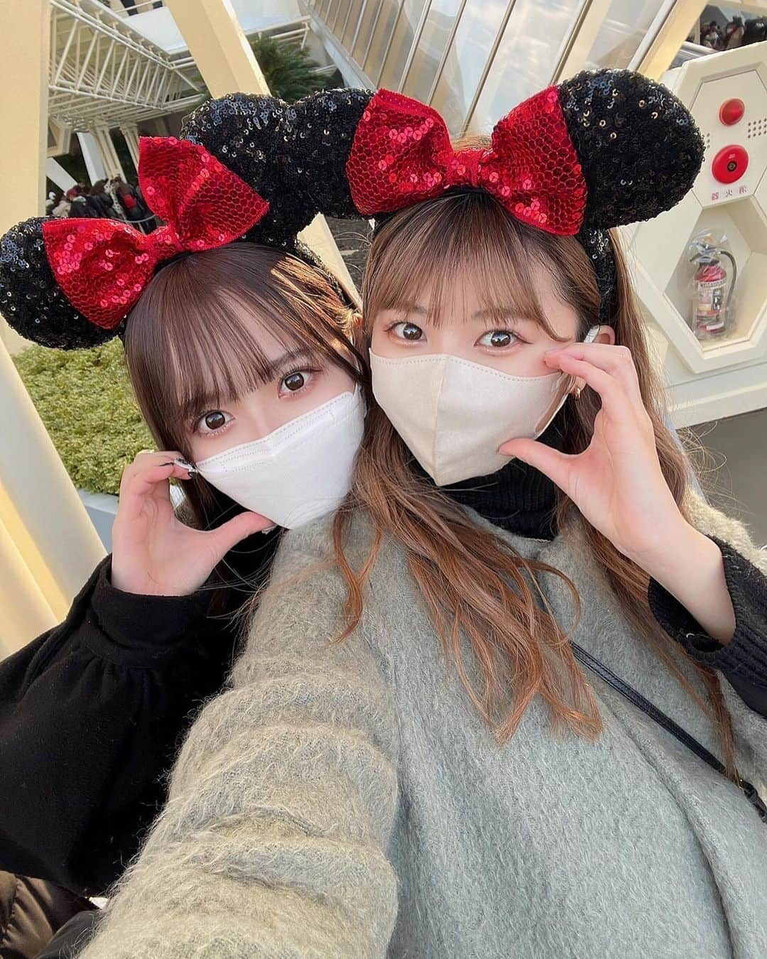 松本ももなさんのインスタグラム写真 - (松本ももなInstagram)「ミニーちゃんはどうかな?? 🐭🏰🤍  なんと…約3年振り(⸝⸝⸝ᵒ̴̶̷̥́ - ᵒ̴̶̷̣̥̀⸝⸝⸝) お友達のお誕生日に夢の叶う場所へ✨  すごくお久しぶりだったけど とっても楽しかったです🎡  みんなの夢が叶いますように🪄🎀  #リトルグリーンメン #リトルグリーンまん #ディズニーランド #ディズニー #ディズニーカチューシャ #ディズニーコーデ #disney #disneyland #japanesegirl #japanese #kawaiigirl #friend」1月10日 22時57分 - momona.1012