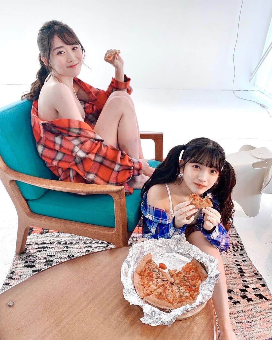 鶴見萌のインスタグラム：「最近ピザ食べる機会多くて幸  #蛭田愛梨 #鶴見萌 #虹コン」