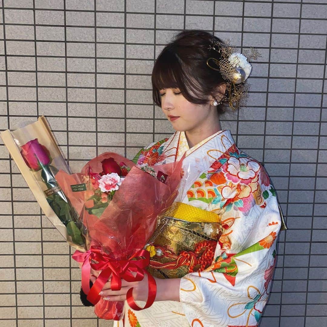 小高実優のインスタグラム：「. 成人しました💐 お花もお祝いのメッセージも嬉しすぎた~ みんなに祝って貰えて本当に幸せです😌💓」