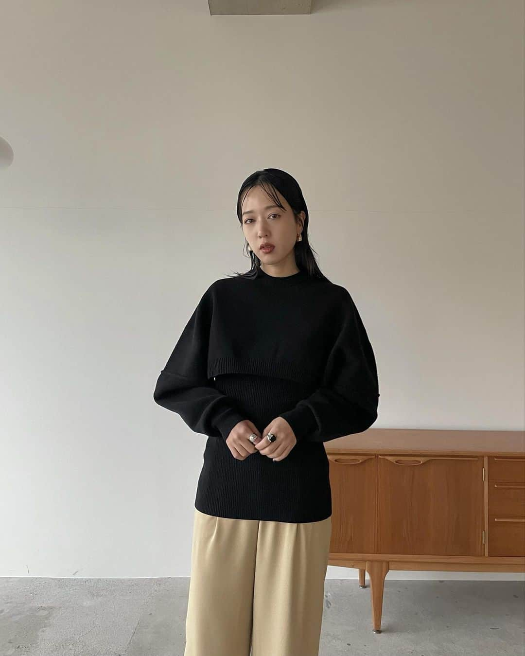 AICOさんのインスタグラム写真 - (AICOInstagram)「色々な着方ができる3way knit. 前後はもちろん、セパレート部分から身体を通すとショート丈ニットとしても着ていただけます。 袖を立体的に作り身頃とのバランスで凄くスタイルが良く見えるのも拘ったポイント。編み地を2パターン使い分ける事で理想のシルエットになる様に沢山試行錯誤しました📏🪡🧶とってもおすすめのデザインニットです。 1/11発売です。#clane#22ss#knit」1月10日 23時34分 - aico00000