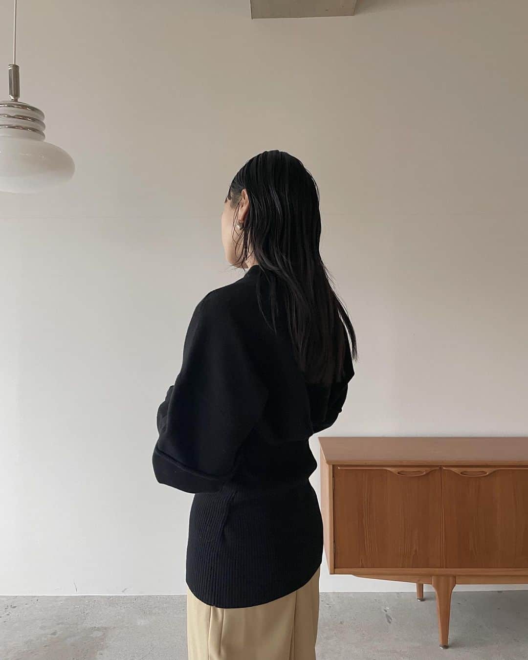 AICOのインスタグラム：「色々な着方ができる3way knit. 前後はもちろん、セパレート部分から身体を通すとショート丈ニットとしても着ていただけます。 袖を立体的に作り身頃とのバランスで凄くスタイルが良く見えるのも拘ったポイント。編み地を2パターン使い分ける事で理想のシルエットになる様に沢山試行錯誤しました📏🪡🧶とってもおすすめのデザインニットです。 1/11発売です。#clane#22ss#knit」