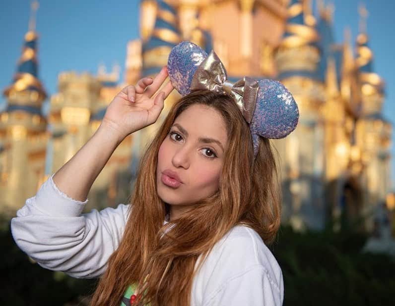 シャキーラのインスタグラム：「Recuerdos inolvidables! No hay nada como la fantasía! @DisneyParks @WaltDisneyWorld. Unforgettable moments! We all need a little fantasy!」