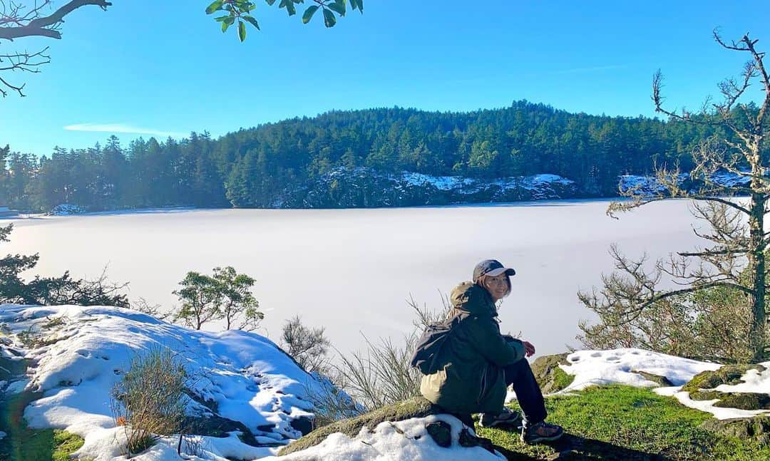 横井玲のインスタグラム：「A pure white lake has appeared❄️  本当に久しぶりの青空が垣間見れた日曜日、ずっと行ってみたかった湖へ。 想像していた青い鏡池は、凍りに凍って真っ白でした。  #canada #victoria #lake #thetislake #frozenlake #frozen #hiking #walking #sunnysunday #bluesky #exploring #winterwonderland #view #naturelovers  #凍ってる #湖 #探検 #ハイキング #自然が好き」