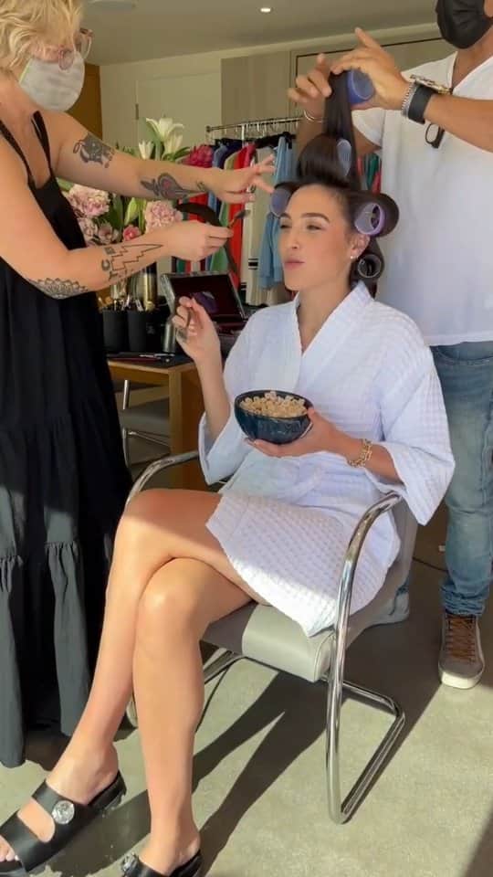 ガル・ガドットのインスタグラム：「Yum yum! 🌈 @allgoodles Juggling lunch and glam is easier than ever   -- GG, Founding Partner」