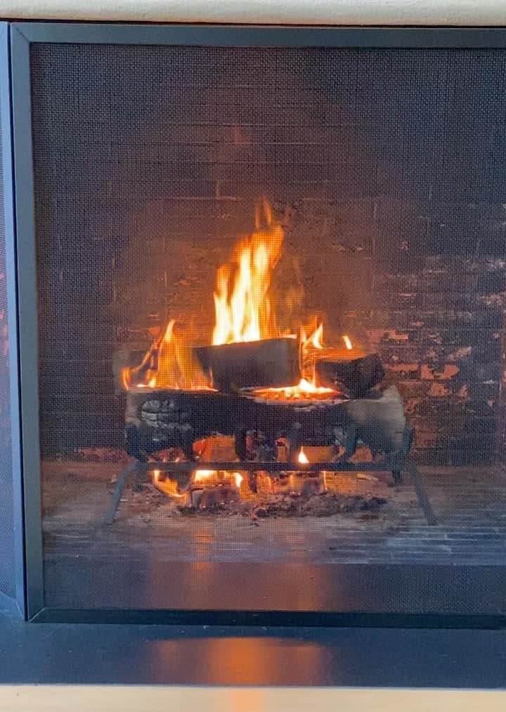アイナ・ガーテンのインスタグラム：「It’s totally a roaring fire kind of day.  I hope everyone is keeping warm and cozy!!」
