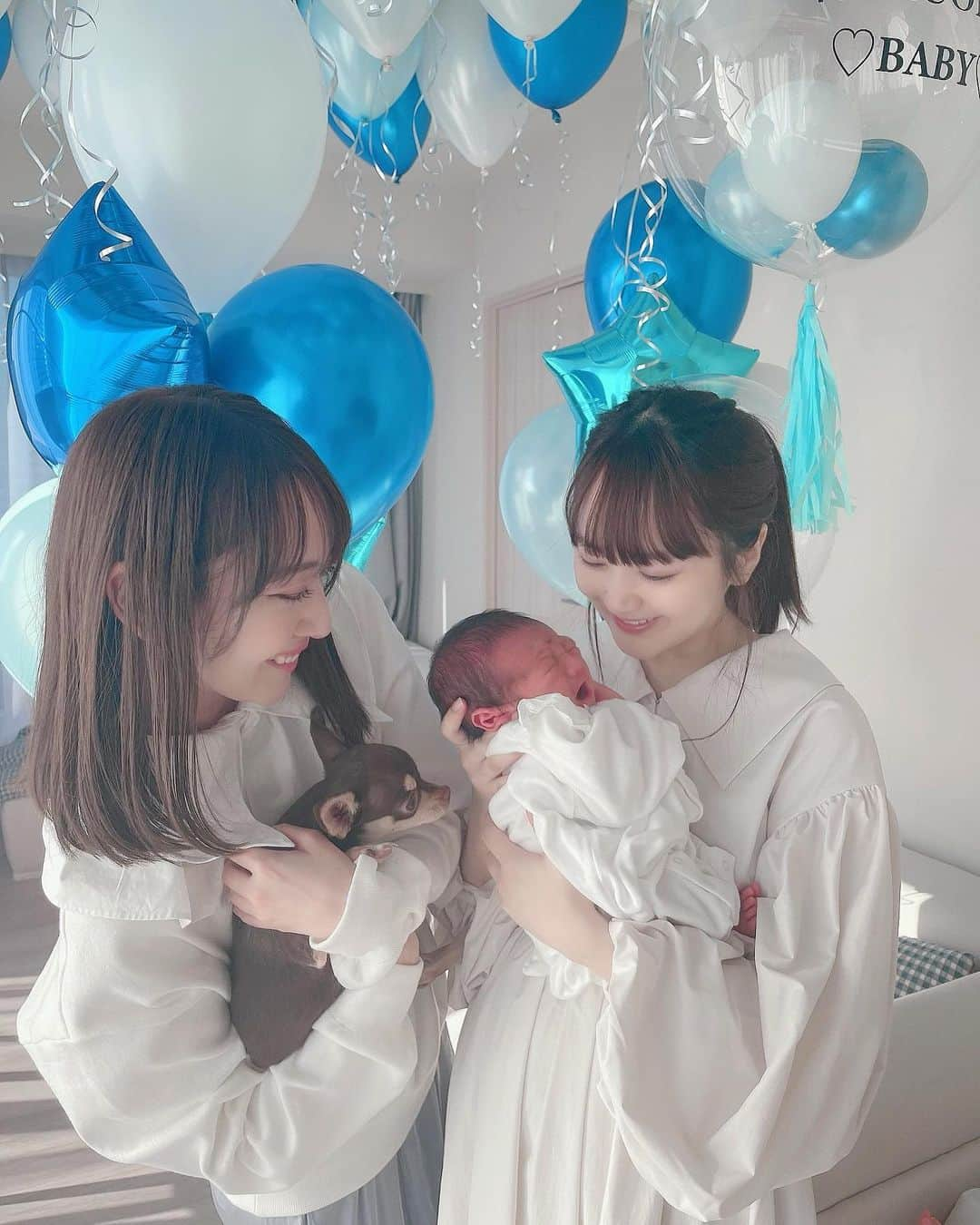 浜田翔子さんのインスタグラム写真 - (浜田翔子Instagram)「🎈姉妹🎈👶🐶🎈  退院してからは、 Wおかあさんと妹、カブに ずっと頼っています。  緊急帝王切開で私の職業的にお腹を切って傷が残る事を 心配してくださる方 沢山メッセージくださりました。  私以上に私のカラダの傷の事を 考えてくださっていて、、 私は元気に産まれてきたら何でもいいと傷ができることは何ともおもってなかったので、、傷はみるのこわいですが、 大丈夫です元気にいます💪  本当にあたたかいお言葉 ありがとうございます救われています😊  産まれたとき元気に凄い泣いてたから ほんとよかったですし、 傷口も勲章と思ってます🎖  どの出産方法も大変だなと思いました。  まだ日によって いろんなおなか部分が痛んだりしますが、、、 家族のサポートがあり、 睡眠をこまめにとれてるので 回復はすごいできてます❤️‍🩹 ガルガル期ってものがあるので、、 それにたまになってるのかなっとか思いつつ💦 やっぱり睡眠って大切だなと感じてます。 ゆるく頑張っていきたいです。  今は胸のとこでベビー寝てくれててかわいい😊 噂では魔の3週目なのでどうなのか、、魔の3週目どうだったかとかよかったら教えてください😹 おやすみなさい🌙👶」1月11日 1時40分 - shoko_hamada