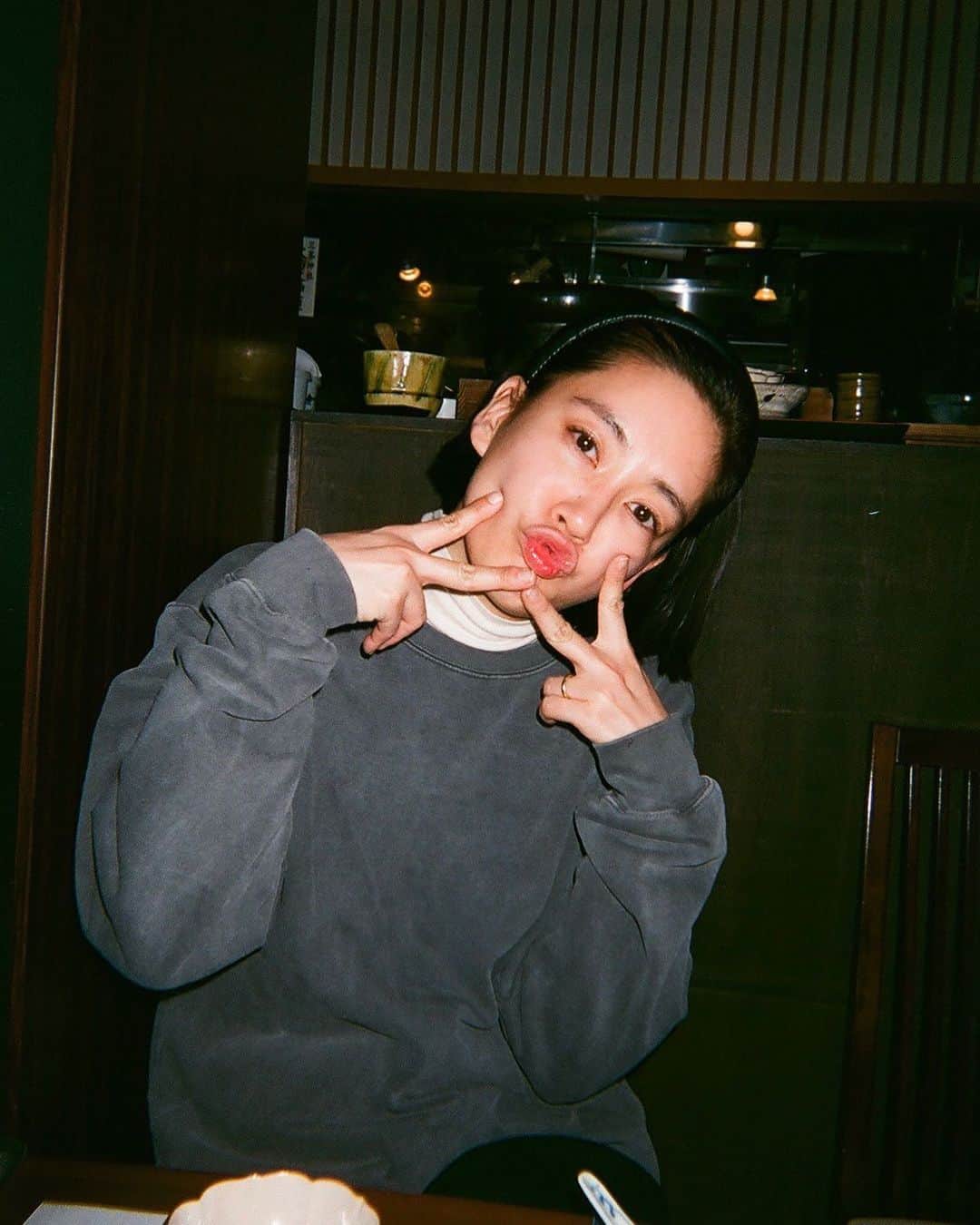 水川あさみのインスタグラム：「✌️✌️ 明けてます。おめでとうございます。  わたし 年末から新しい年を迎える為の準備するあの感じがたまらなく大好き。  新年はすっごくまっさらな新しい気持ちで心がリセットされる。 毎年繰り返している事なのに、毎年はじめましての気持ちなんだよね、不思議🤔  2022 大切なものを見失わず、大切な人をより大切にしながら生きていきたいです。  今年もよろしくお願いします🤲」